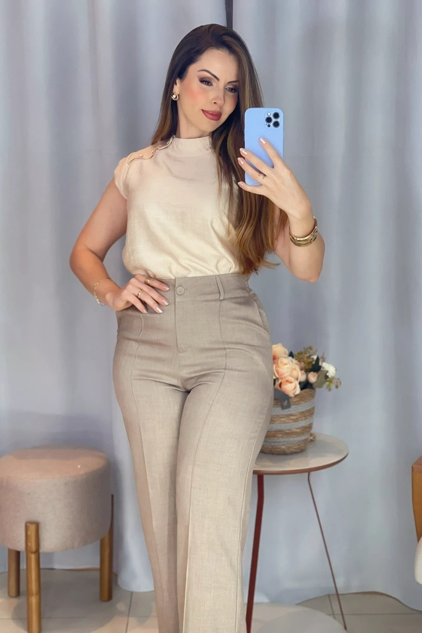 Conjunto: Blusa Regata Crepe Comfort Abotoadura na Gola Tainá Bege + Calça Corte Reto Cotton Alfaiataria Lisse Detalhe em Friso Ariane Caqui