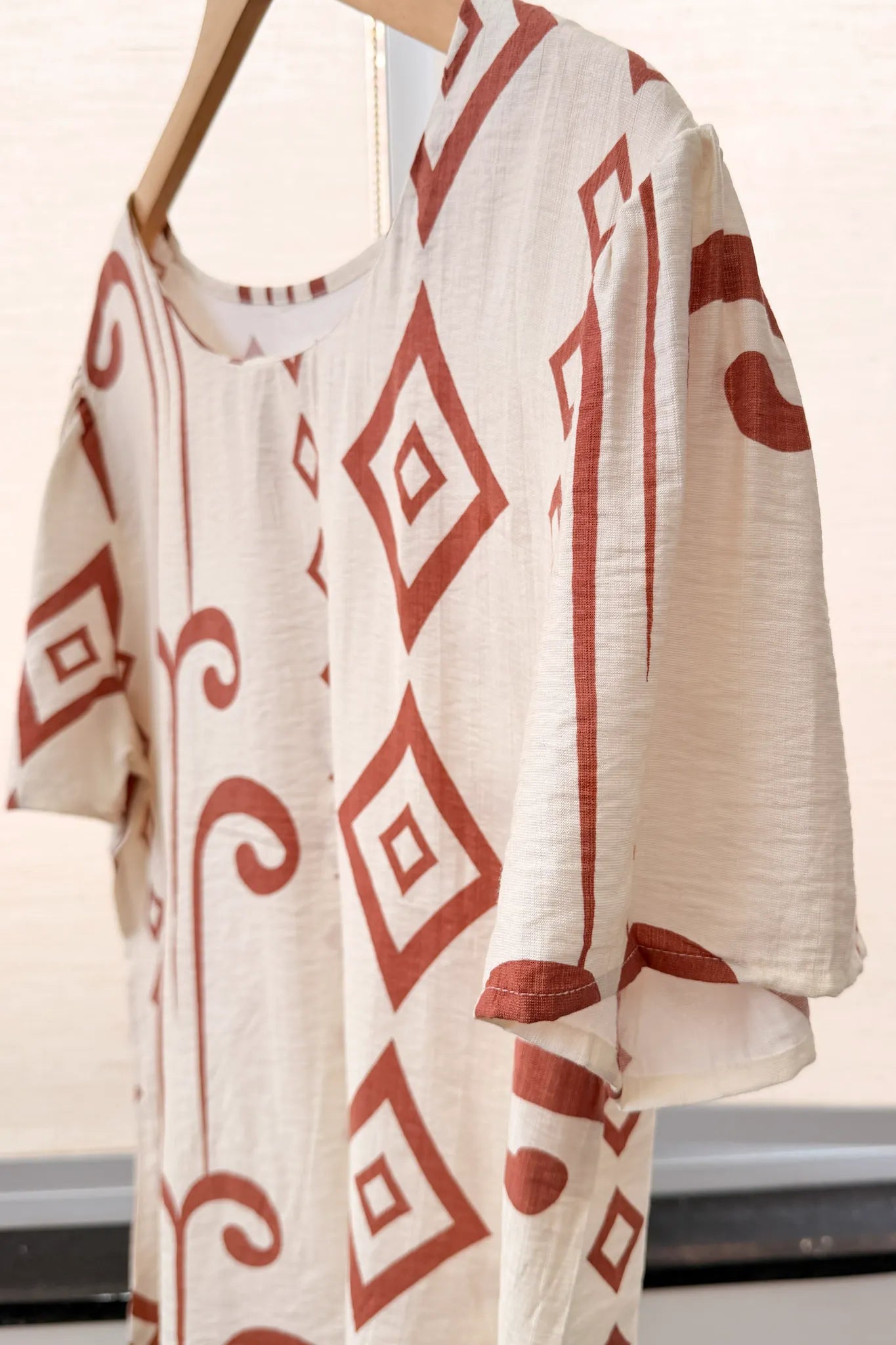 Blusa Manga Curta Detalhe Botão Vânia Estampada Terracota