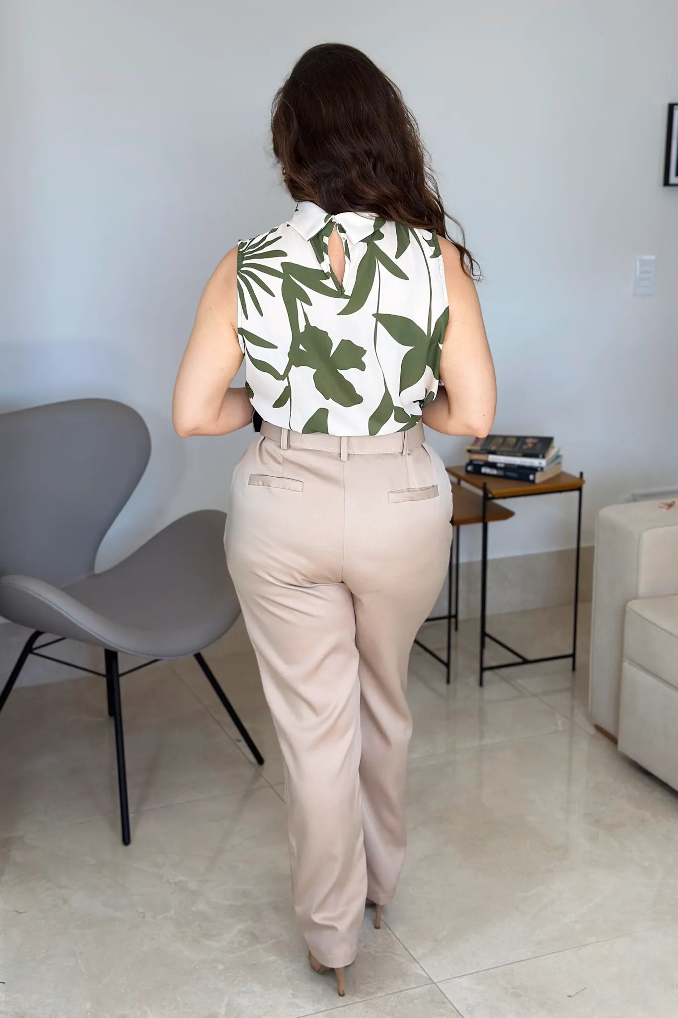Conjunto: Blusa Regata Gola Alta Aline Estampada Verde + Calça Cenoura Cinto Encapado Bege