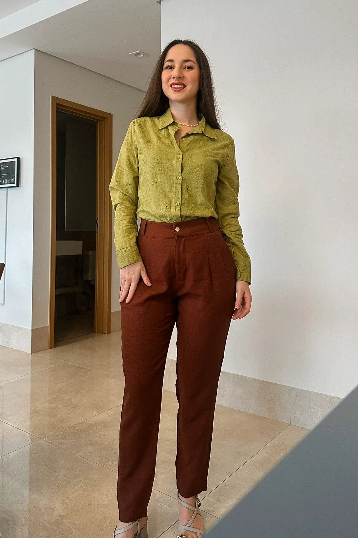 Conjunto: Camisa Manga Longa Em Laise Maia Verde Militar + Calça Corte Reto Alfaiataria Serena Laísa Marrom