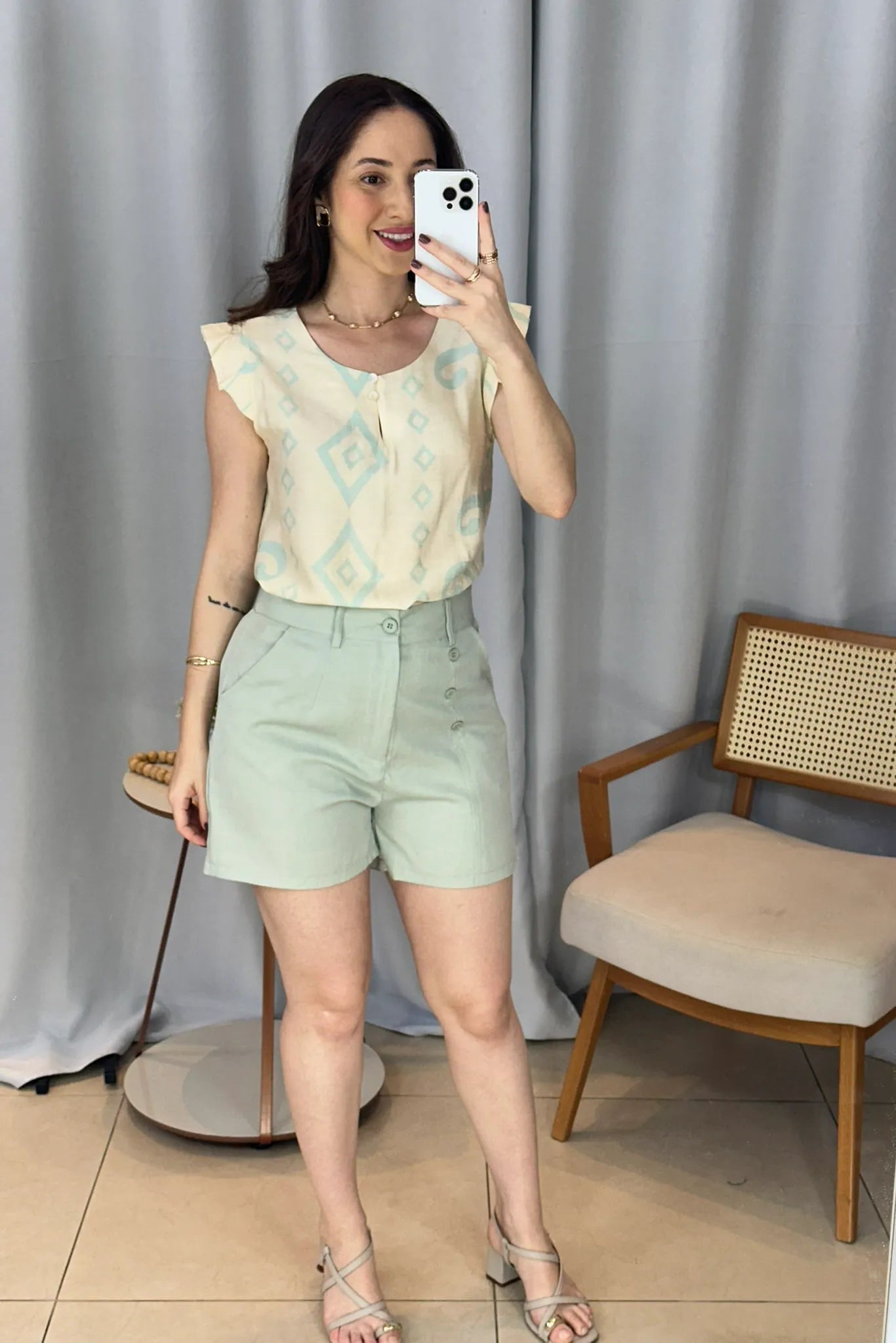 Conjunto: Sheila Visco Brise Estampada Azul Claro + Bermuda Detalhes Botões Crepe Alfaiataria Débora Verde