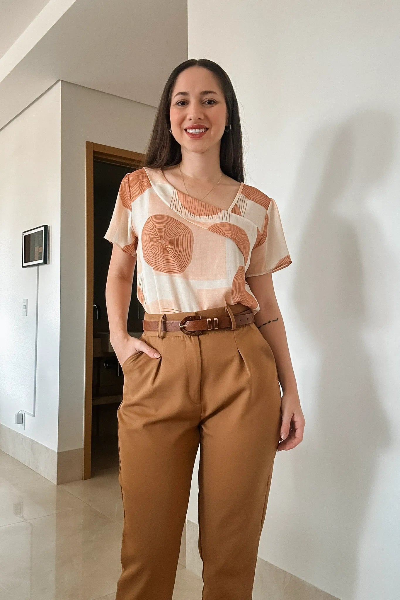 Conjunto: Blusa Manga Curta Tendência Crepe Detalhe Colo Glória Pires Estampada Bege + Calça Cinto Encapado Cenoura Marrom