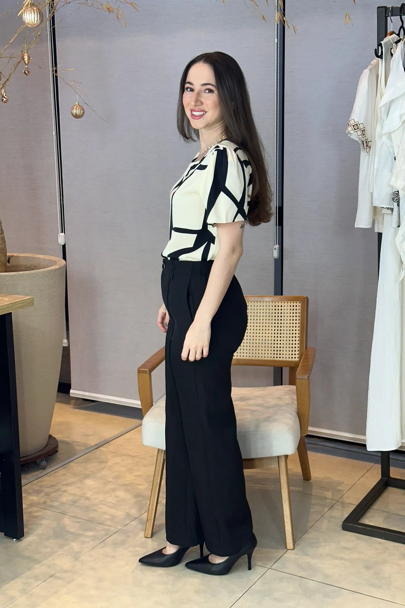 Conjunto: Blusa Manga Curta Estampa Geométrica Crepe Classic Rosana Preta + Calça Pantalona Alfaiataria Botão Encapado Margareth Preta