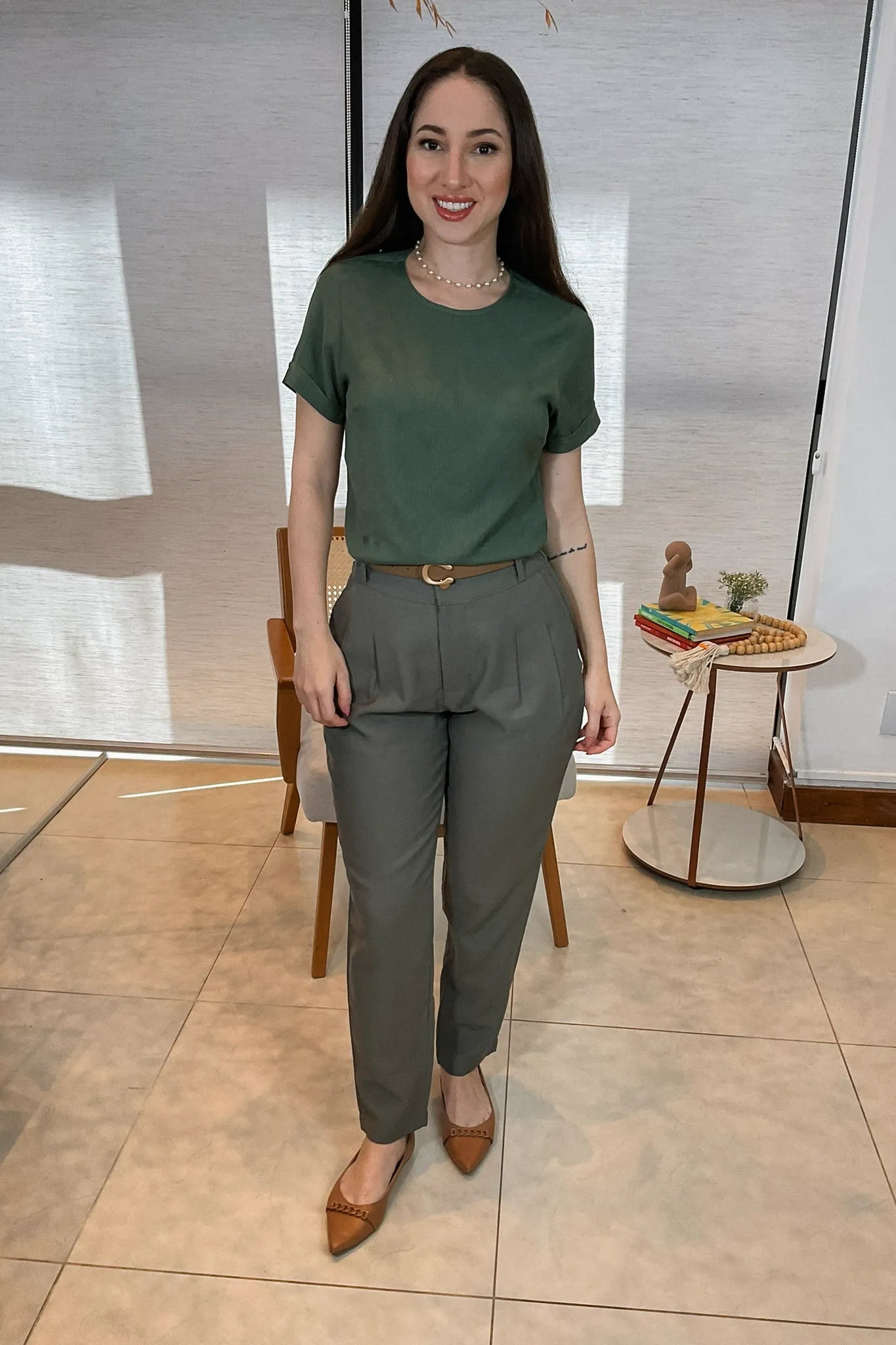 Conjunto: Blusa Manga Curta Em Visco Soft Recorte Costa Detalhe Ondulado Julieta Verde Militar + Calça Corte Reto Alfaiataria Serena Laísa Verde Militar