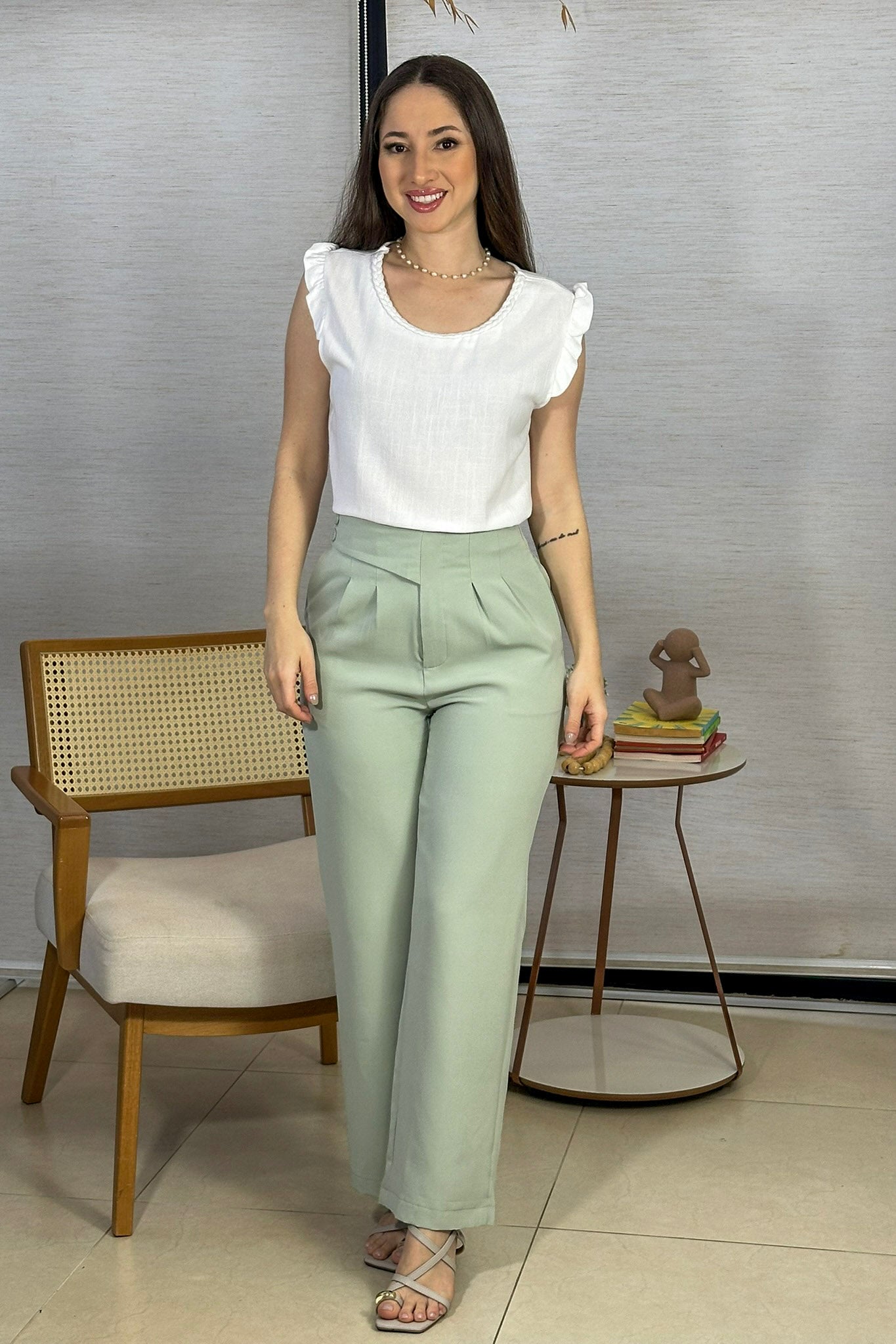 Conjunto: Blusa Detalhe Gola Trançada Em Visco-linho Laura Branca + Calça Corte Reto Alfaiataria Detalhe Cós Eloísa Verde