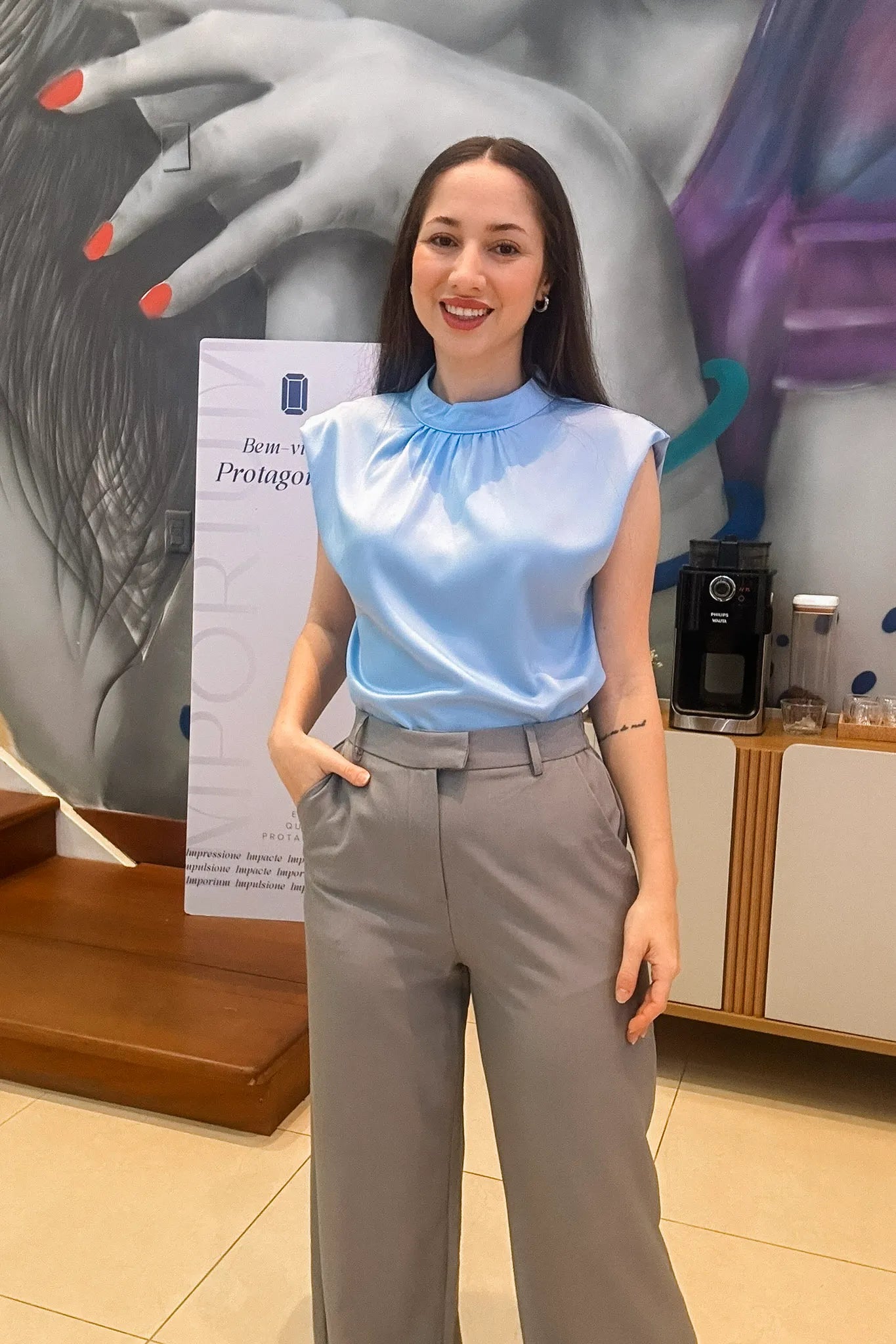 Conjunto: Blusa Regata em Poly Silk Detalhe Pregas Colo Lorrana Azul + Calça Pantalona Alfaiataria Lisse Luna Cinza