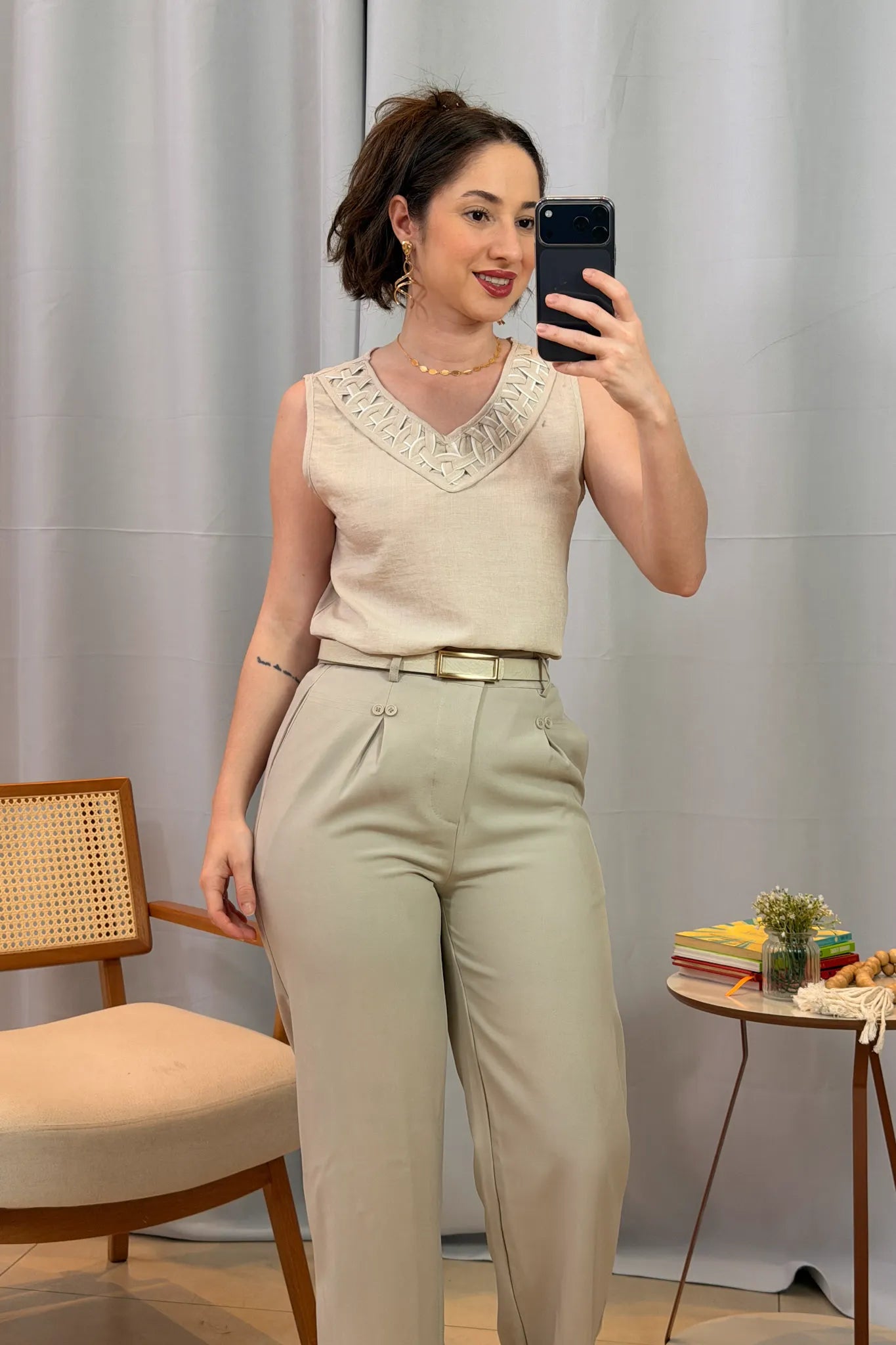 Conjunto: Blusa Regata Decote "V" Detalhe Trançado Em Visco Soft Liliane Bege + Calça Pantalona Detalhe Botões Crepe Alfaiataria Larissa Cinza