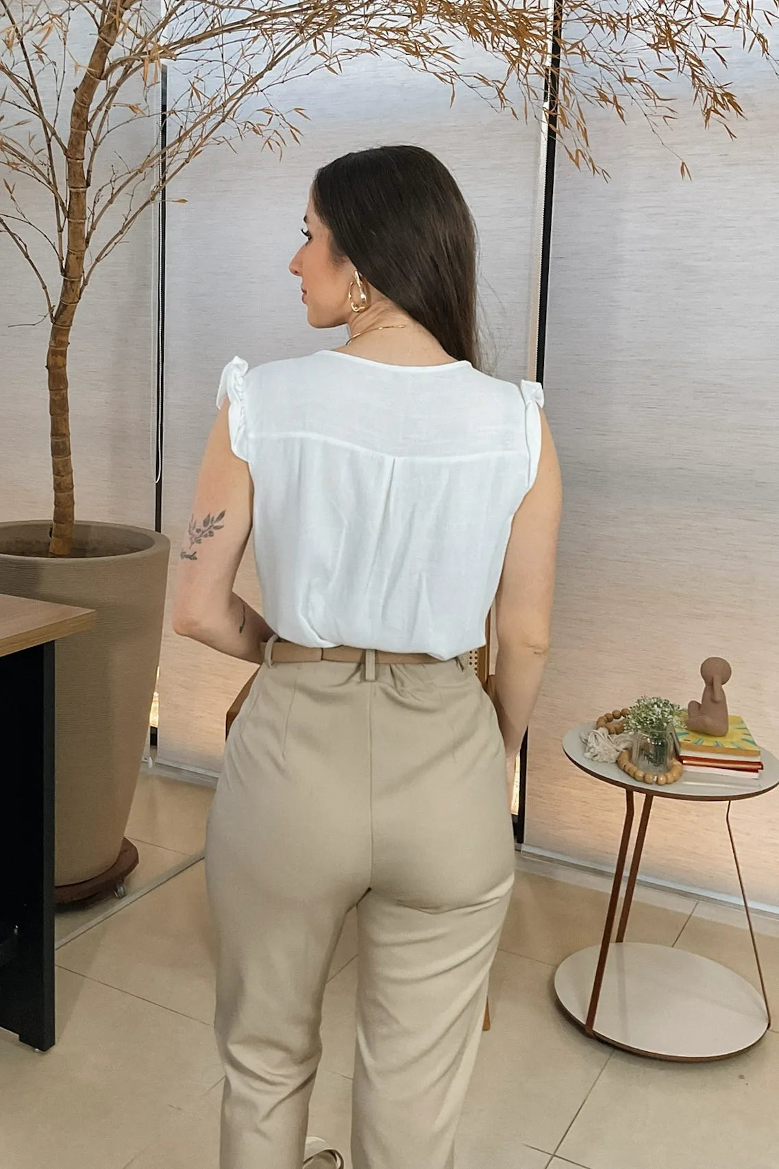 Conjunto: Blusa Detalhe Gola Trançada Em Visco-linho Laura Branca + Calça Corte Reto Alfaiataria Detalhe Pregas Daiane Bege