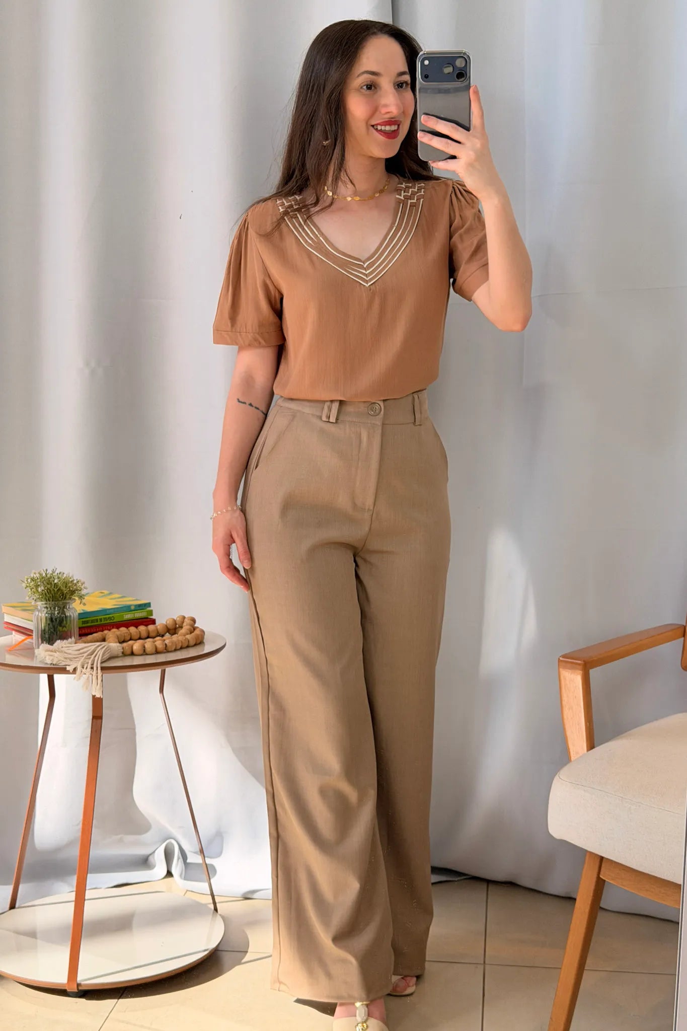 Conjunto: Blusa Manga Curta Detalhe Decote "V" Visco-Linho Marília Marrom + Calça Pantalona Alfaiataria Lux Detalhe Passador Grazi Massafera Bege