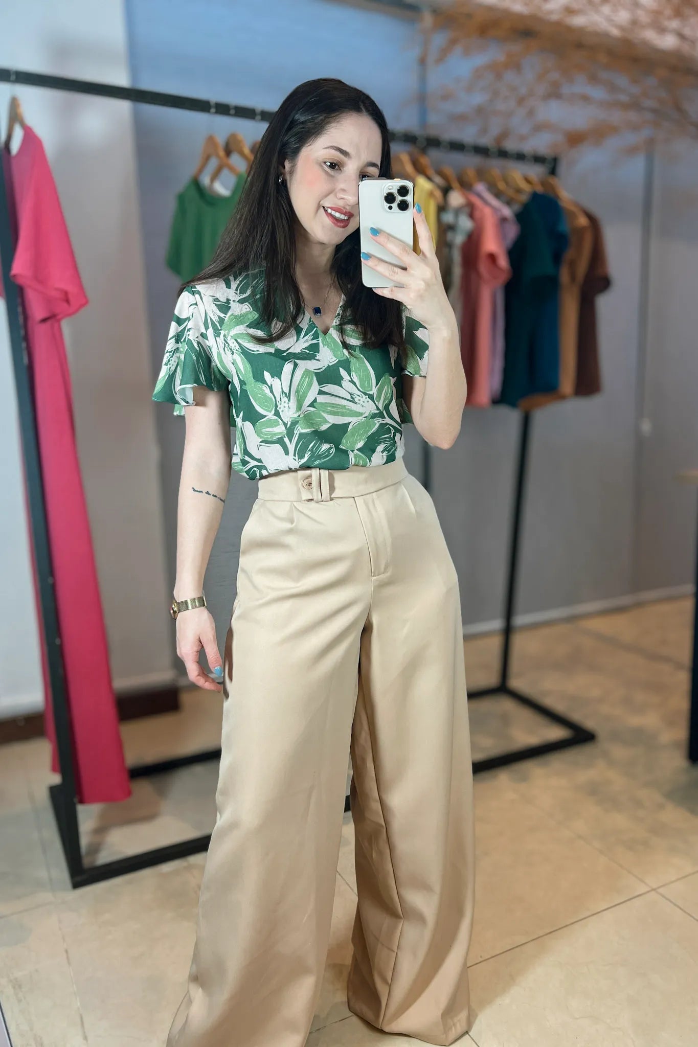 Conjunto: Blusa Manga Flutuante Decote "V" Rafaela Estampada Verde + Calça Pantalona Alfaiataria Mariane Bege