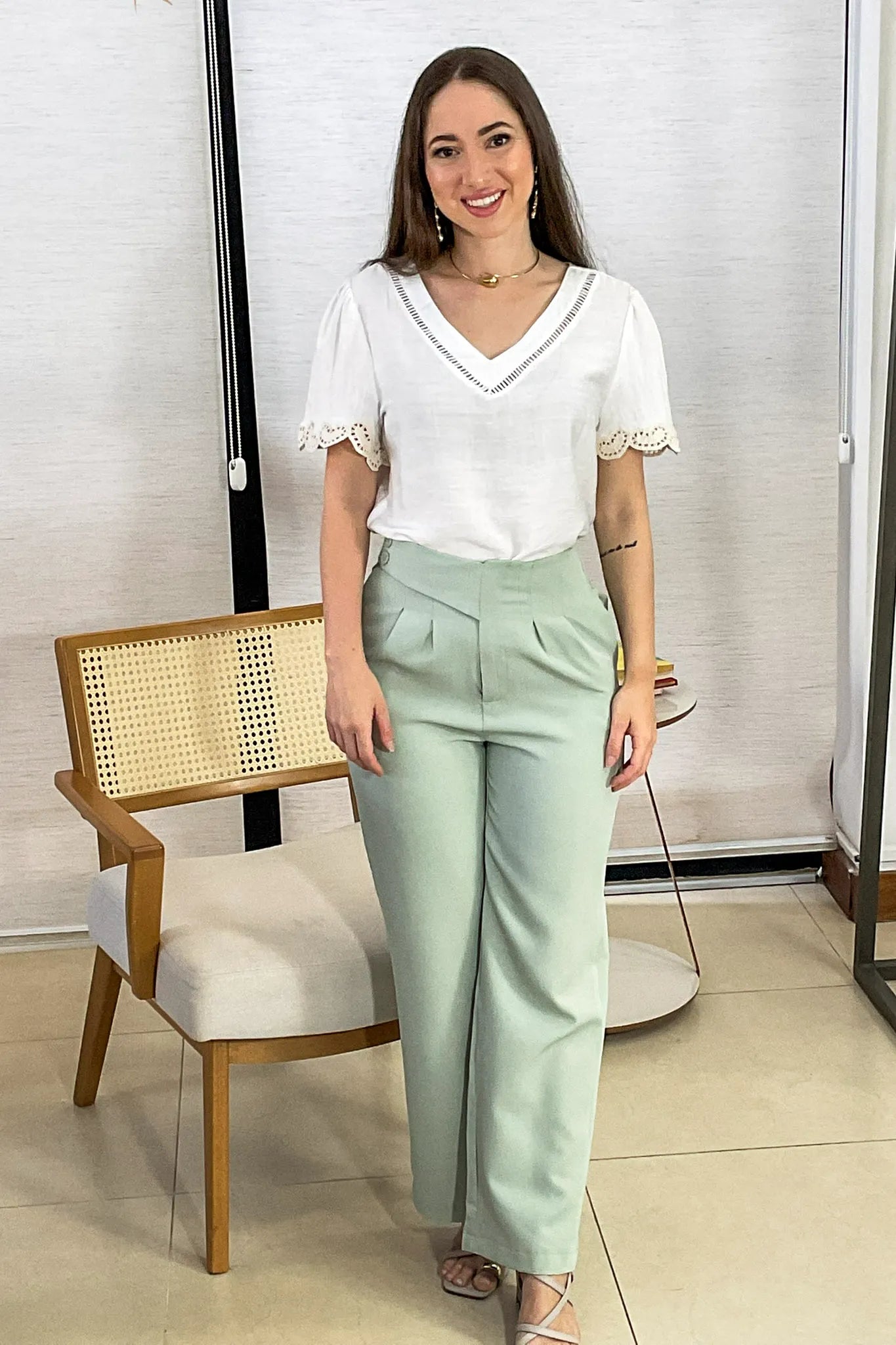 Conjunto: Blusa Manga Curta Detalhe Decote “V” Visco Essenza Elen Branca + Calça Corte Reto Alfaiataria Detalhe Cós Eloísa Verde