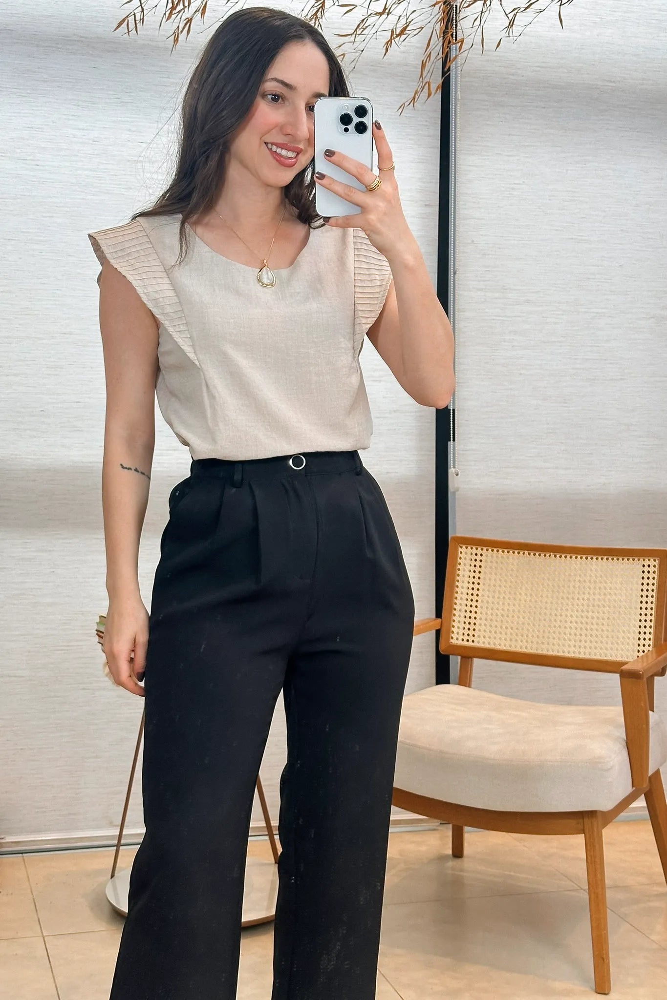 Conjunto: Blusa Regata Detalhe Babado Maísa Visco Essenza Bege + Calça Pantalona Crepe Milano Detalhe Botão Encapado Elena Preta