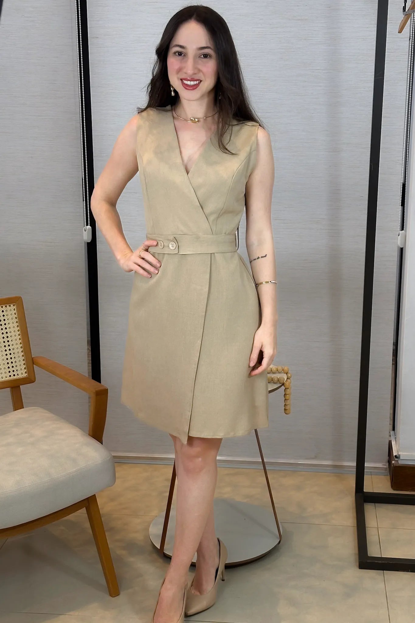 Vestido Decote "V" Regata Detalhe Cinto Soft Elegance Malu Bege
