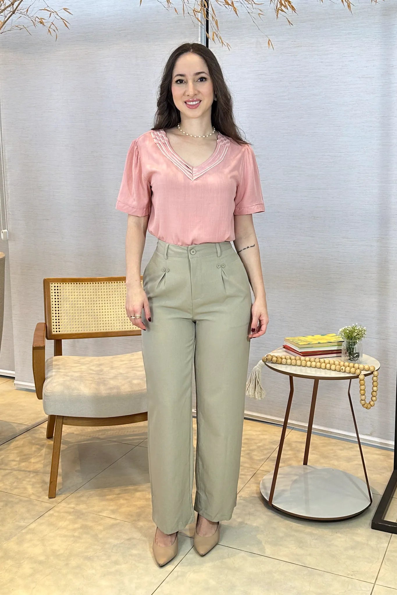 Conjunto: Blusa Manga Curta Detalhe Decote "V" Visco-Linho Marília Rosa + Calça Pantalona Detalhe Botões Crepe Alfaiataria Larissa Verde