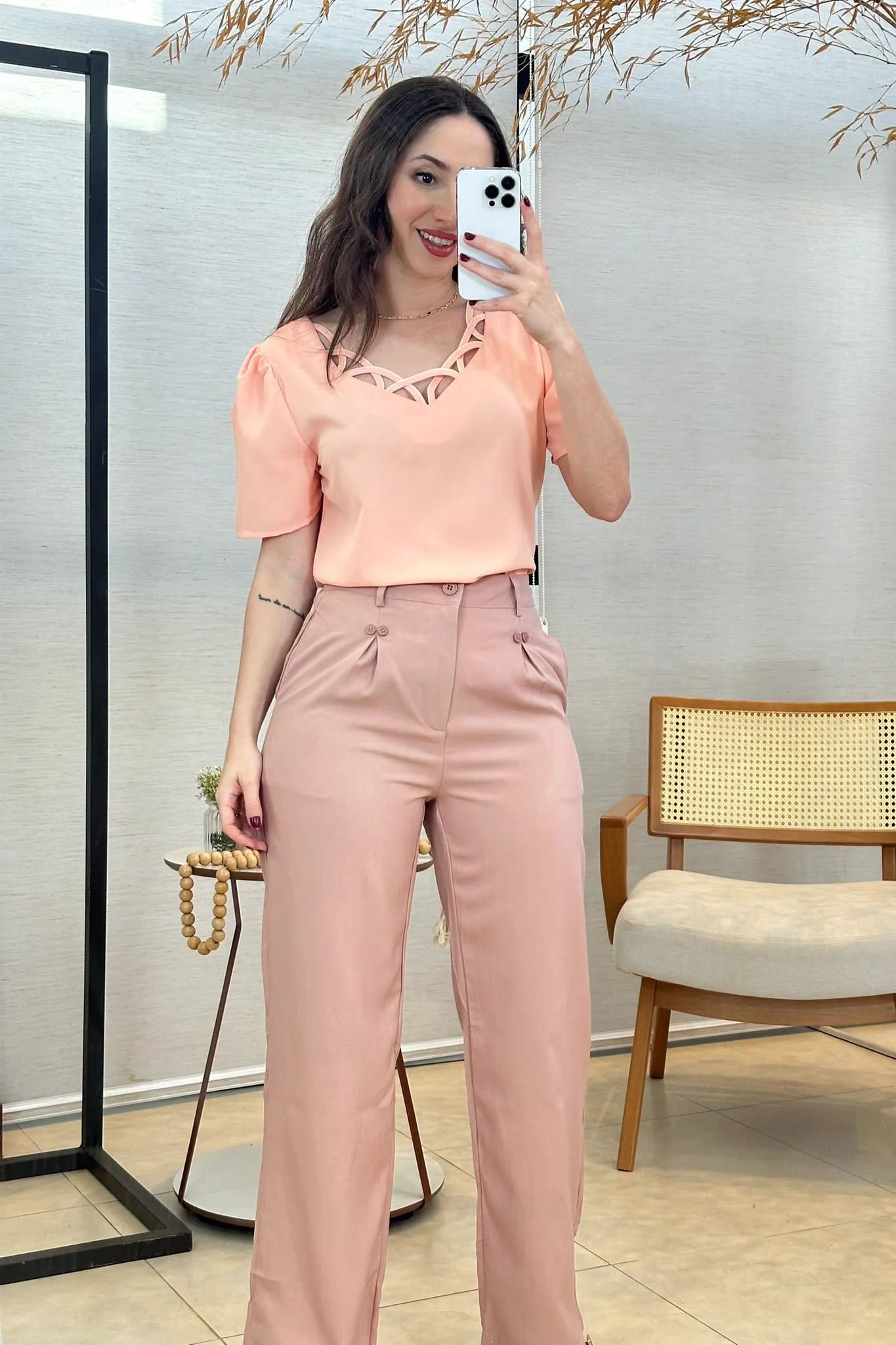 Conjunto: Blusa Manga Curta Detalhe Decote Crepe Classic Carolina Rosa + Calça Pantalona Detalhe Botões Crepe Alfaiataria Larissa Rose