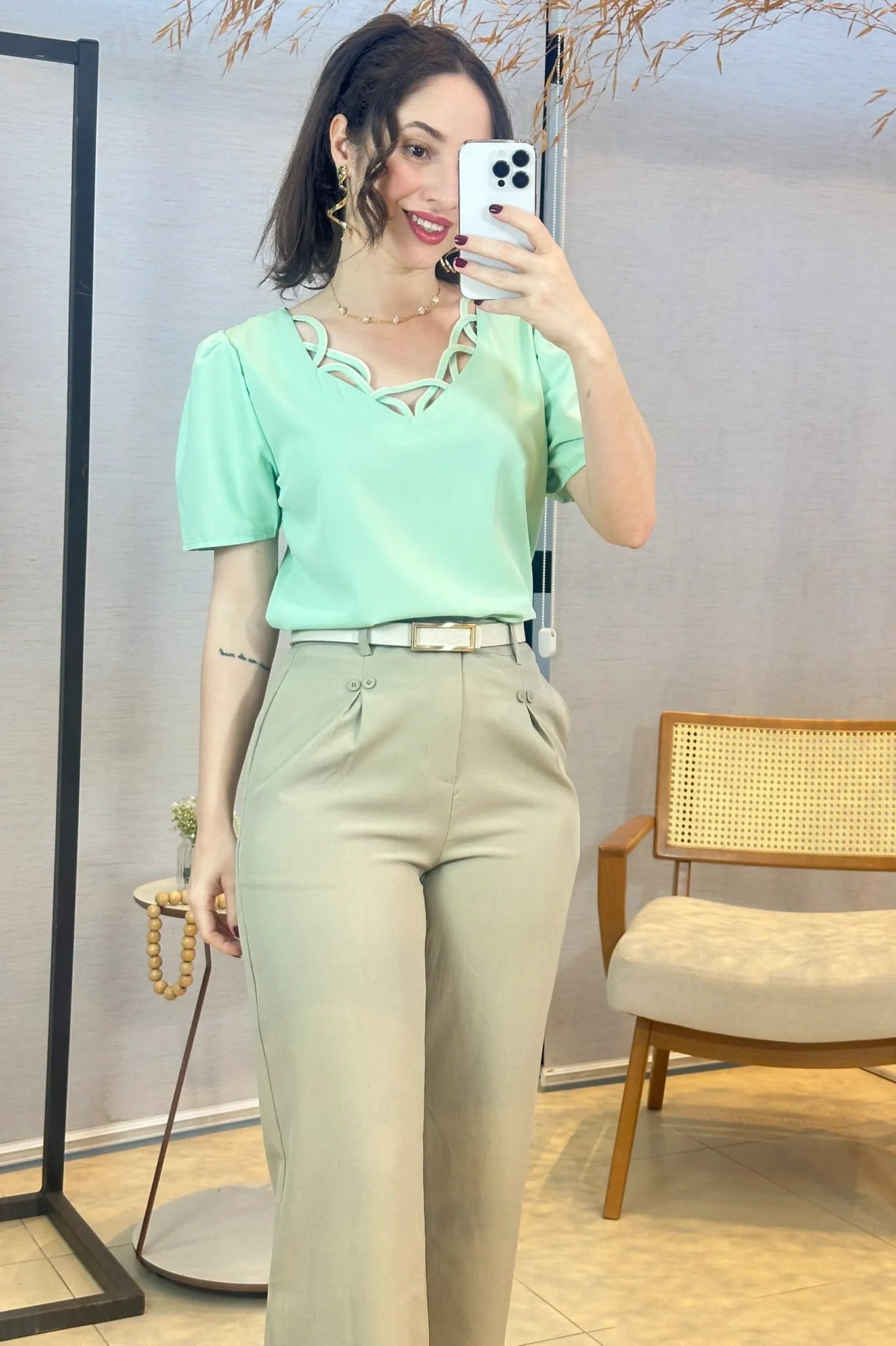 Conjunto: Blusa Manga Curta Detalhe Decote Crepe Classic Carolina Ciano + Calça Pantalona Detalhe Botões Crepe Alfaiataria Larissa Verde