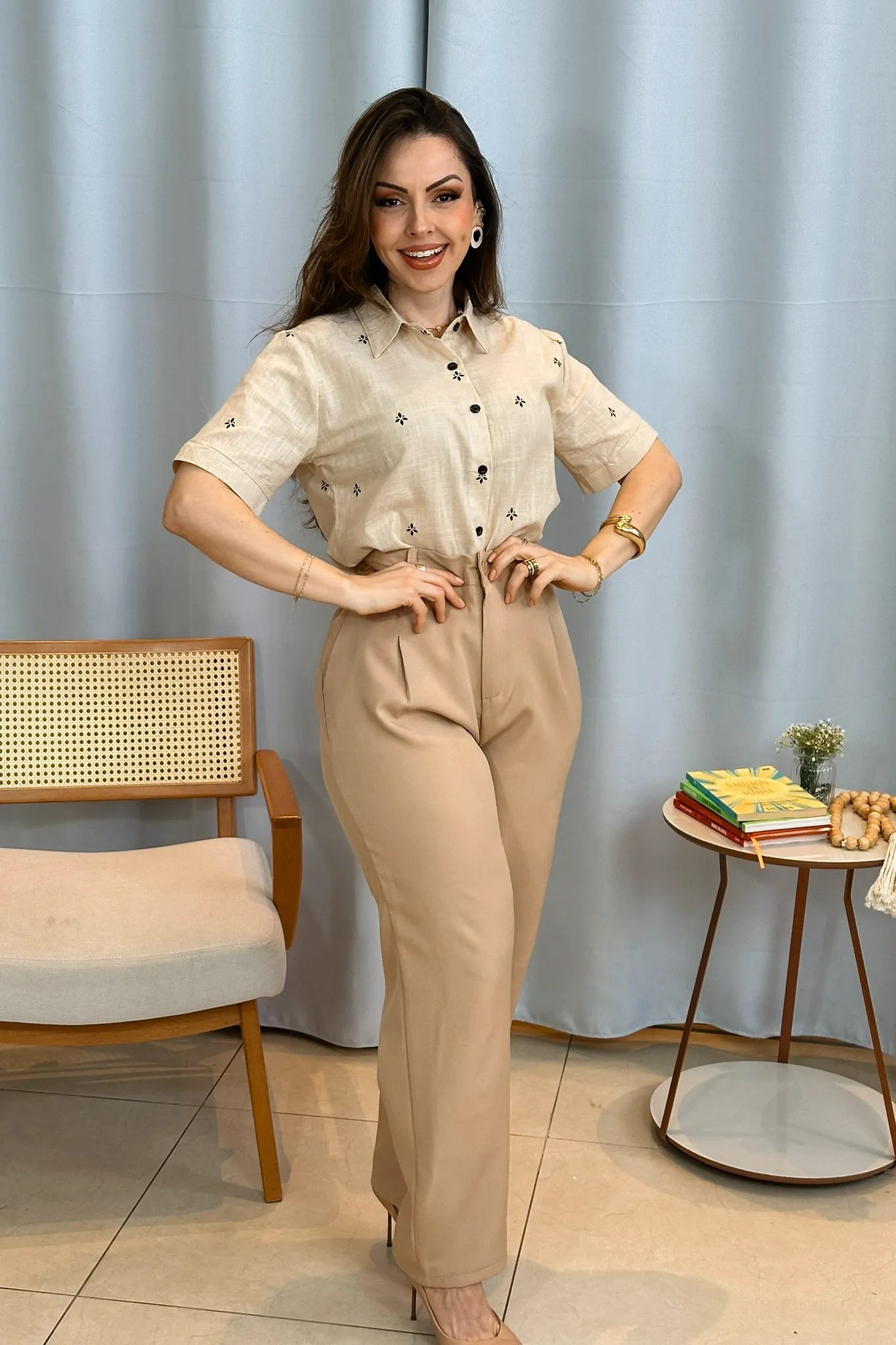 Conjunto: Camisa Manga Curta Bordada Poli Visco Bruna Bege + Calça Corte Reto Alfaiataria Detalhe Bolso Adriana Esteves Bege