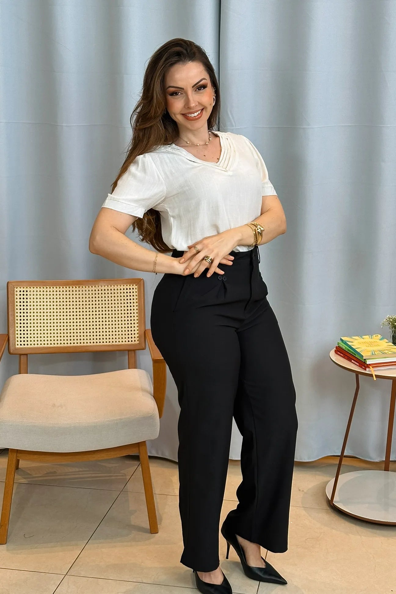 Conjunto: Blusa Manga Curta Detalhe Decote "V" Visco-Linho Marília Off White + Calça Pantalona Detalhe Botões Crepe Alfaiataria Larissa Preta