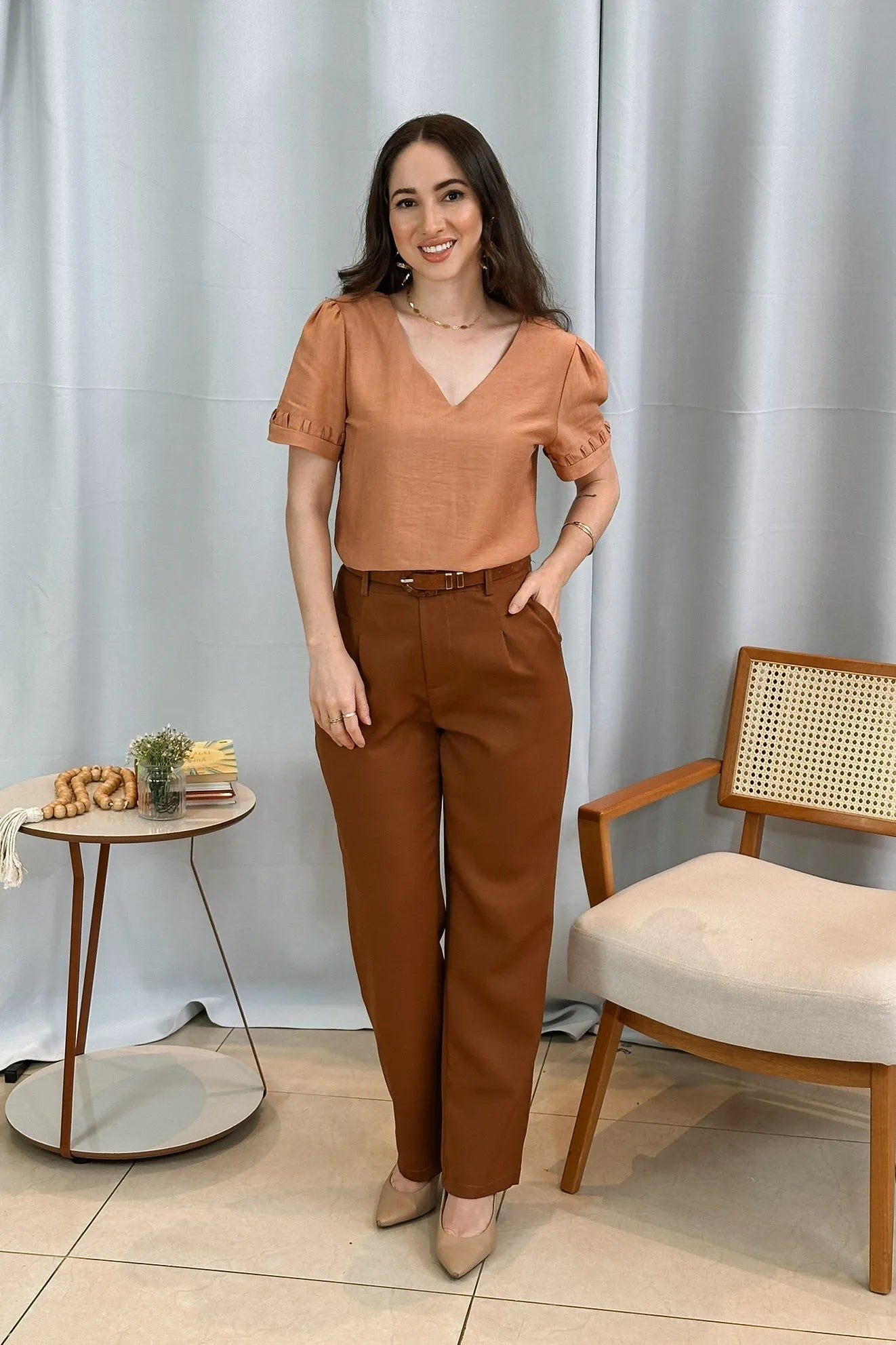 Conjunto: Blusa Manga Curta Decote "V" Visco Nature Gal Costa Bege + Calça Corte Reto Alfaiataria Detalhe Bolso Adriana Esteves Marrom