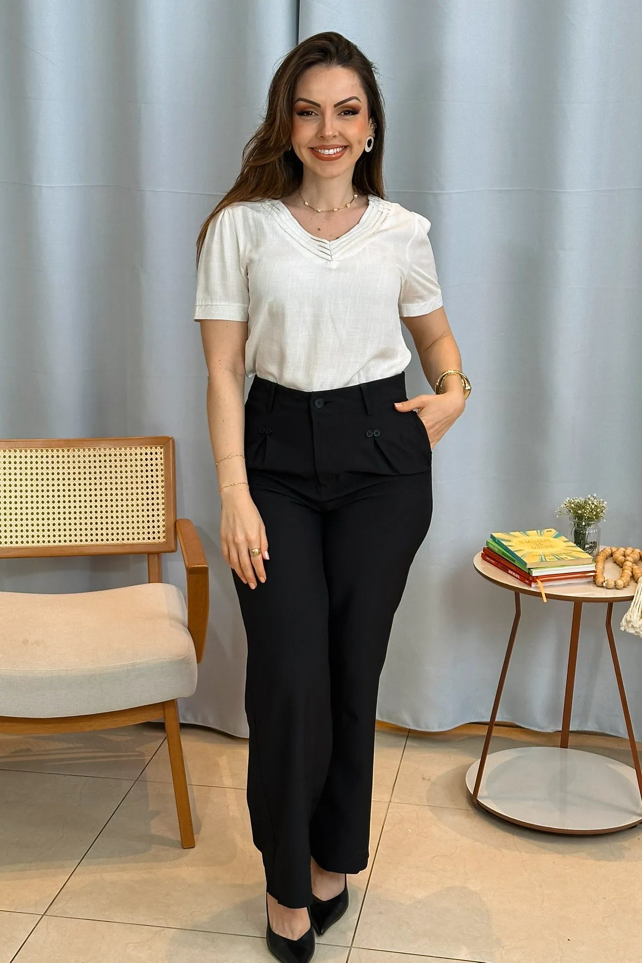 Conjunto: Blusa Manga Curta Detalhe Decote "V" Visco-Linho Marília Off White + Calça Pantalona Detalhe Botões Crepe Alfaiataria Larissa Preta