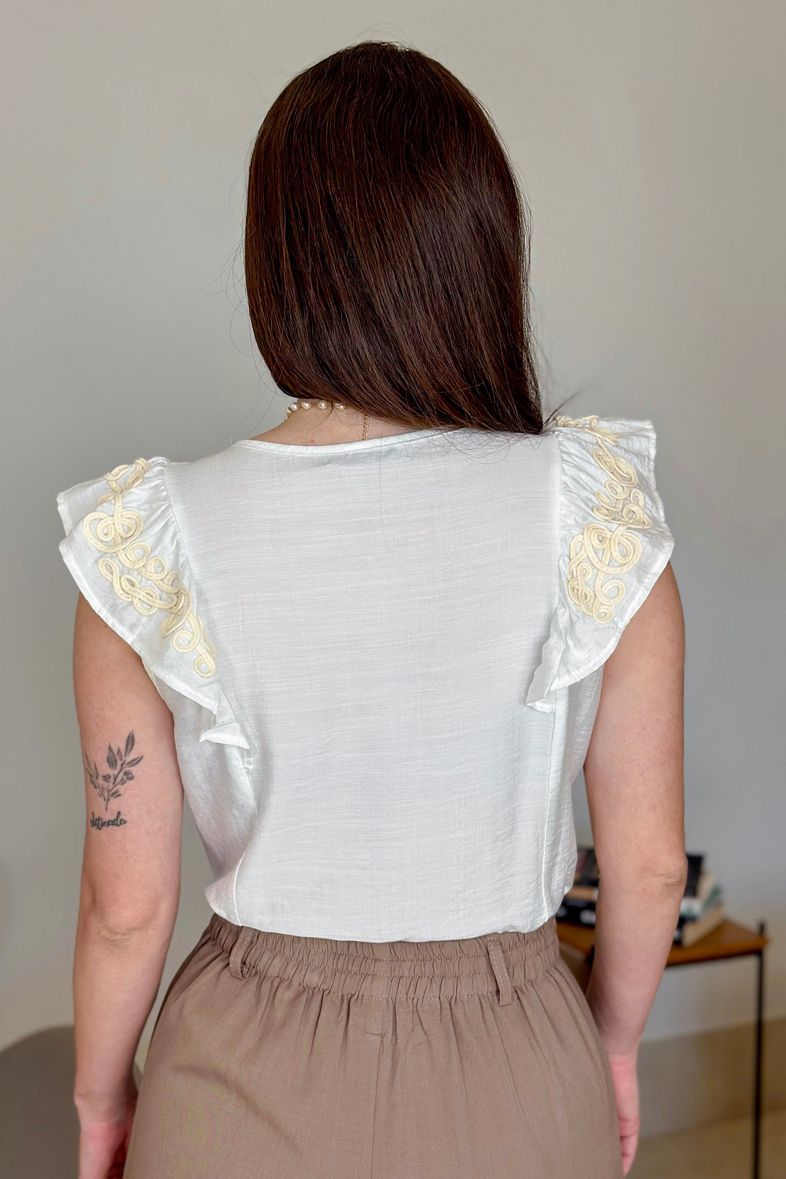 Blusa Regata em Visco Natural Detalhe Bordado Ombro Lilian Branca