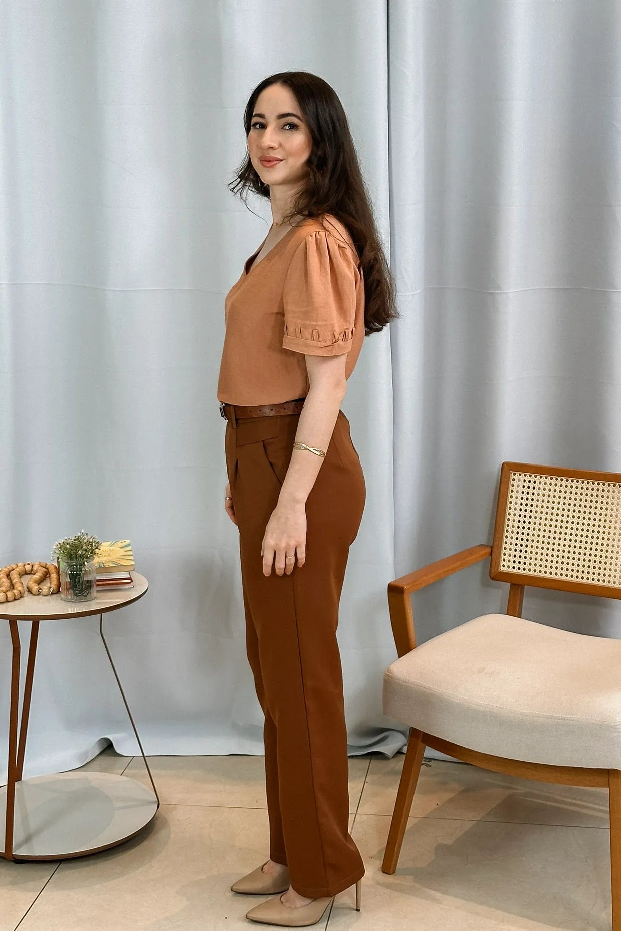 Conjunto: Blusa Manga Curta Decote "V" Visco Nature Gal Costa Bege + Calça Corte Reto Alfaiataria Detalhe Bolso Adriana Esteves Marrom