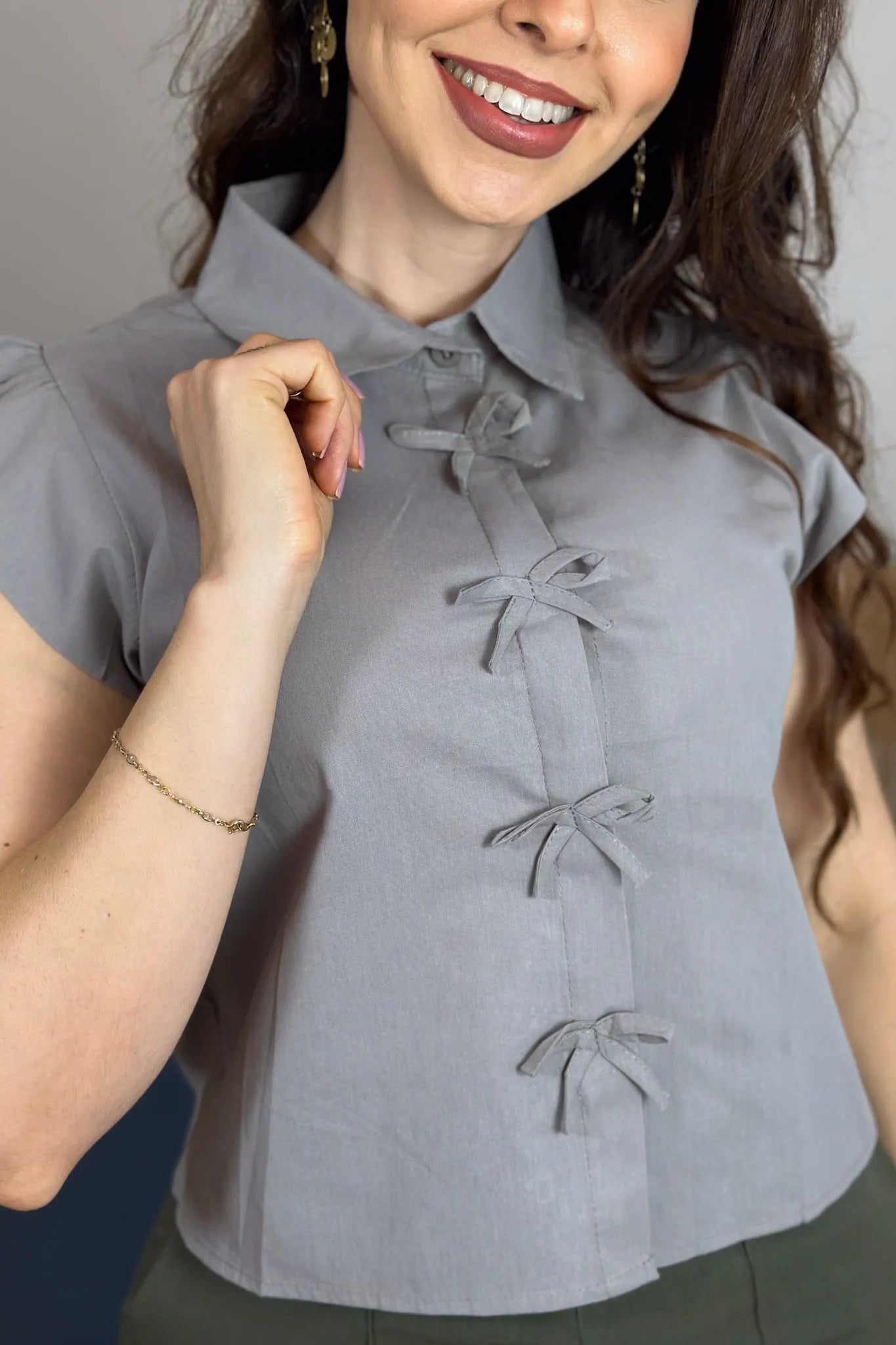 Camisa Manga Curta Detalhe Laço Thamires Cinza