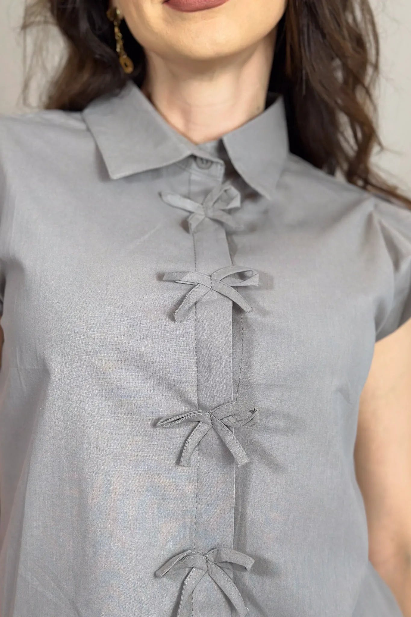 Camisa Manga Curta Detalhe Laço Thamires Cinza