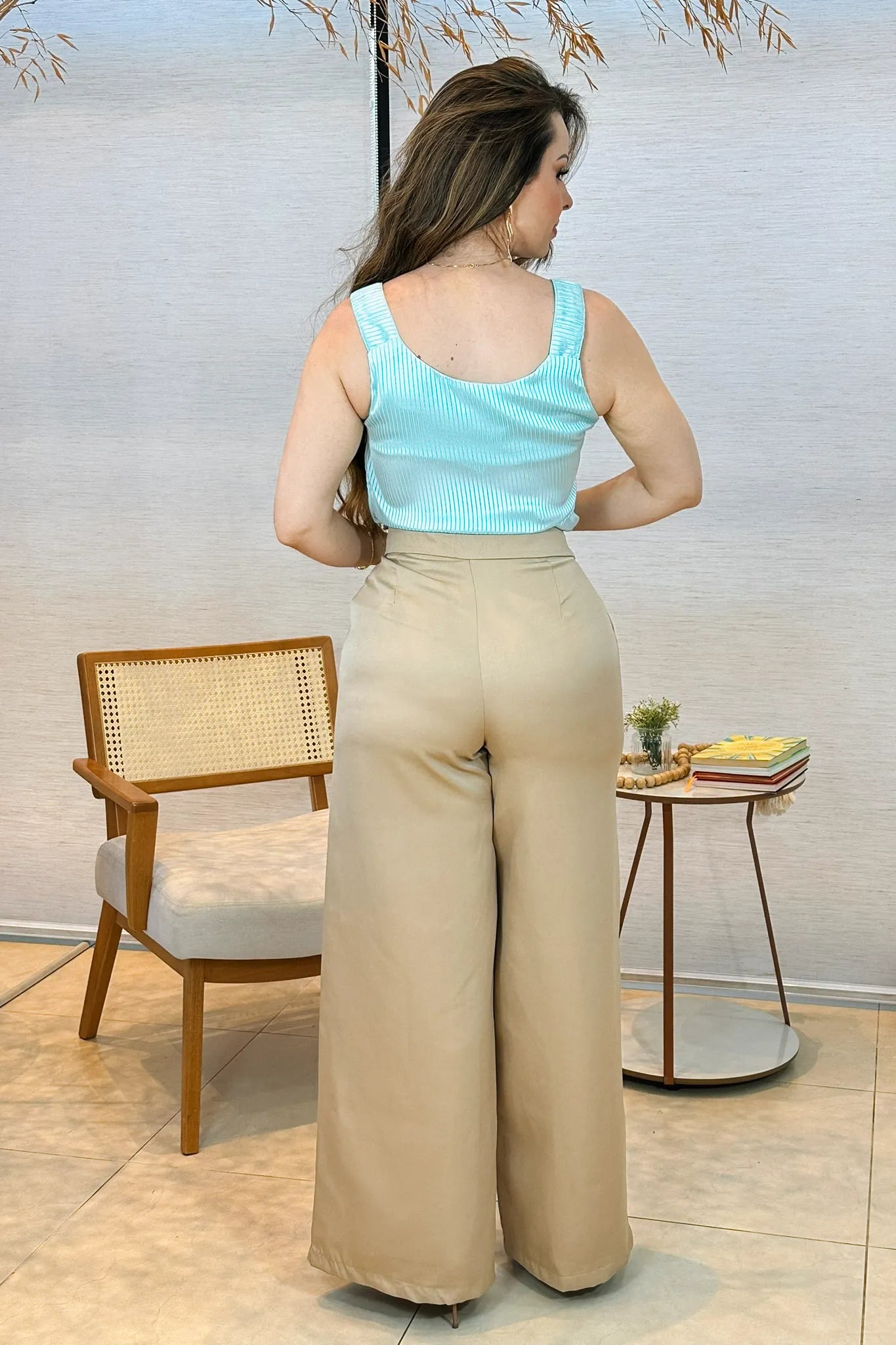 Conjunto: Blusa Regata Detalhe Alça Botão Crepe Acetinado Jade Verde + Calça Pantalona Alfaiataria Mariane Bege
