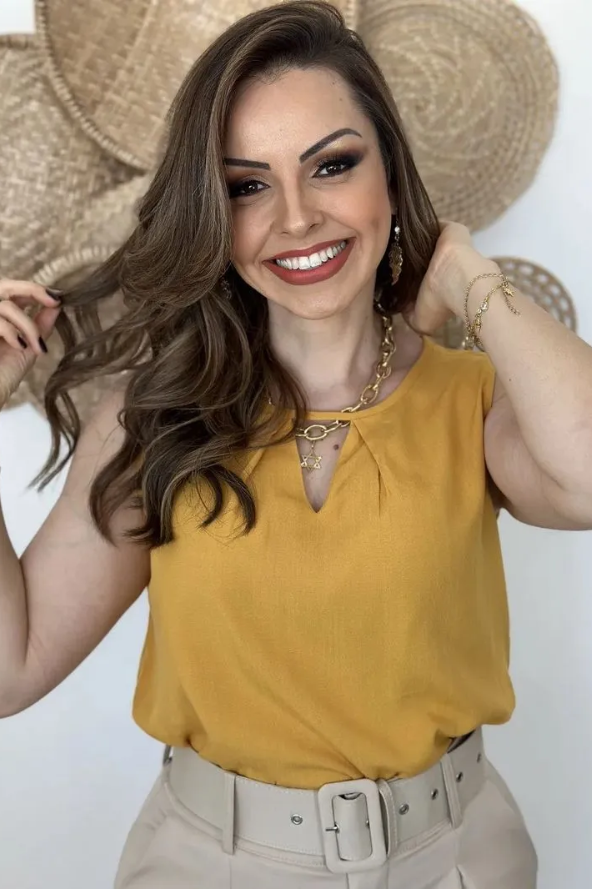 Blusa Regata Lisa Decote Choker Jade Mostarda