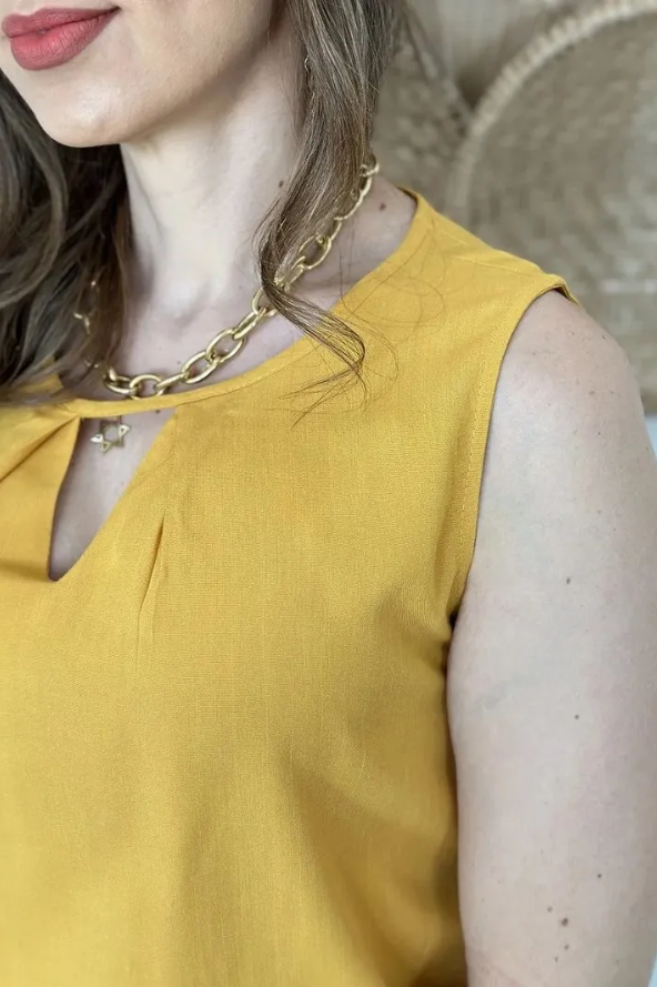Blusa Regata Lisa Decote Choker Jade Mostarda