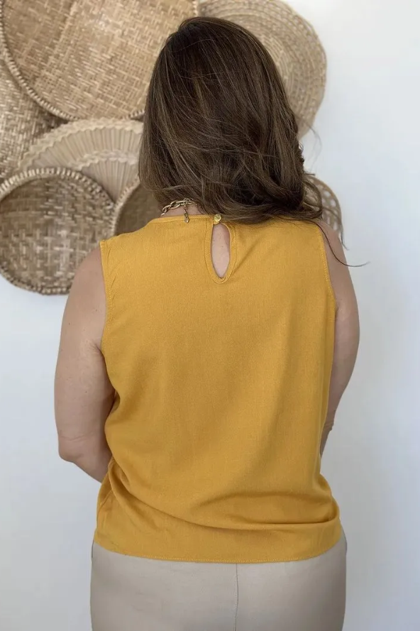 Blusa Regata Lisa Decote Choker Jade Mostarda