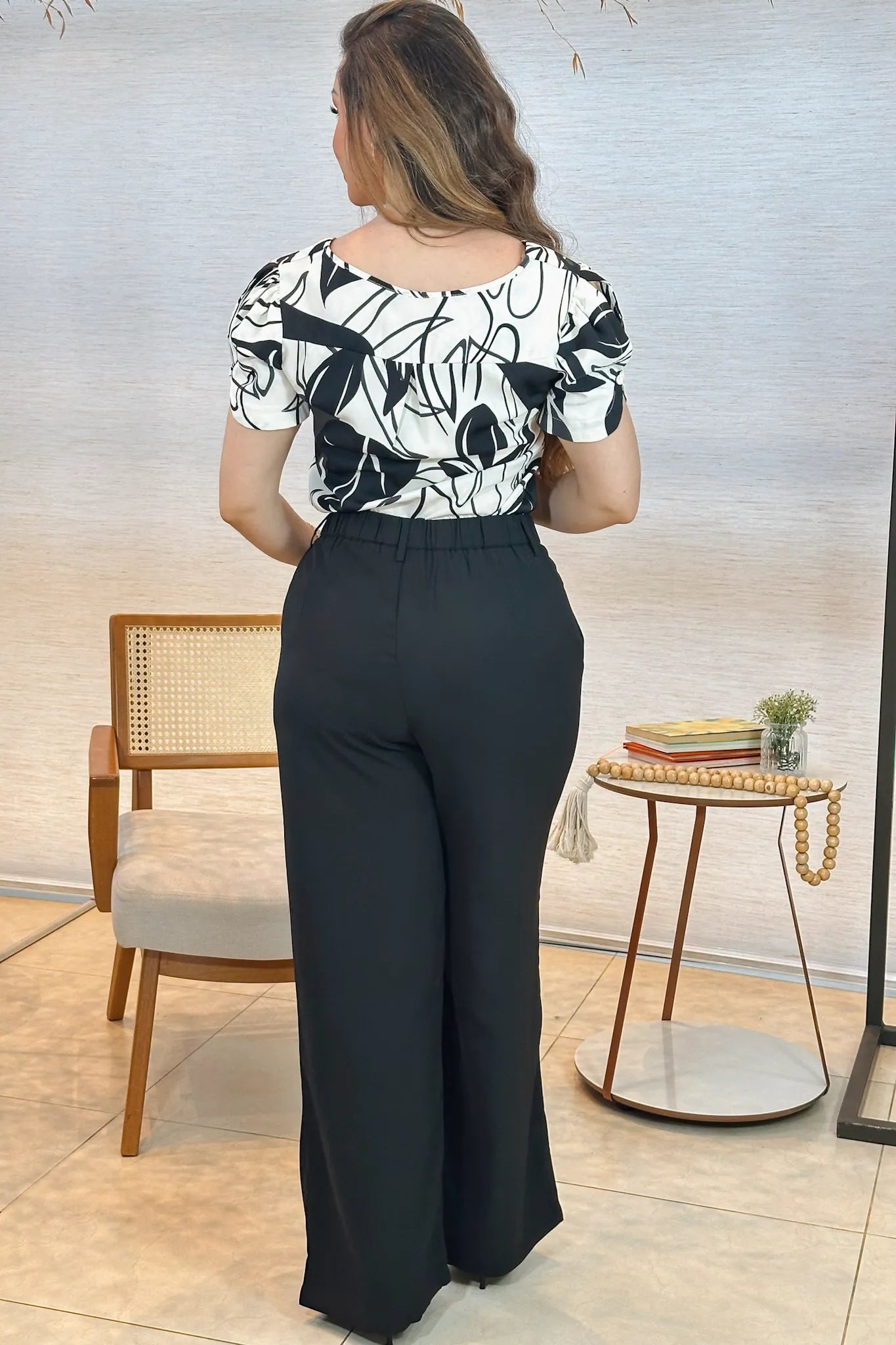 Conjunto: Blusa Manga Detalhe Botão Crepe Classic Suelen Estampada Preta + Calça Pantalona Alfaiataria Lavínia Preta
