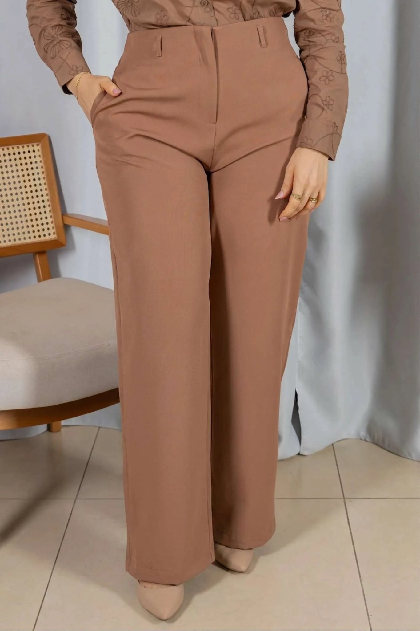 Calça Pantalona em Alfaiataria com Cinto Encapado Cinthia Marrom Claro