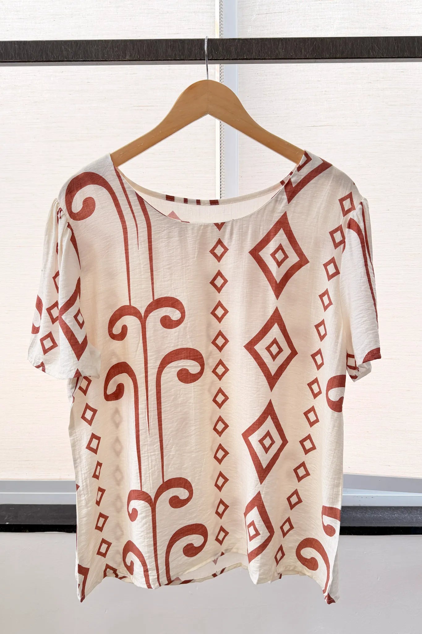 Blusa Manga Curta Detalhe Botão Vânia Estampada Terracota