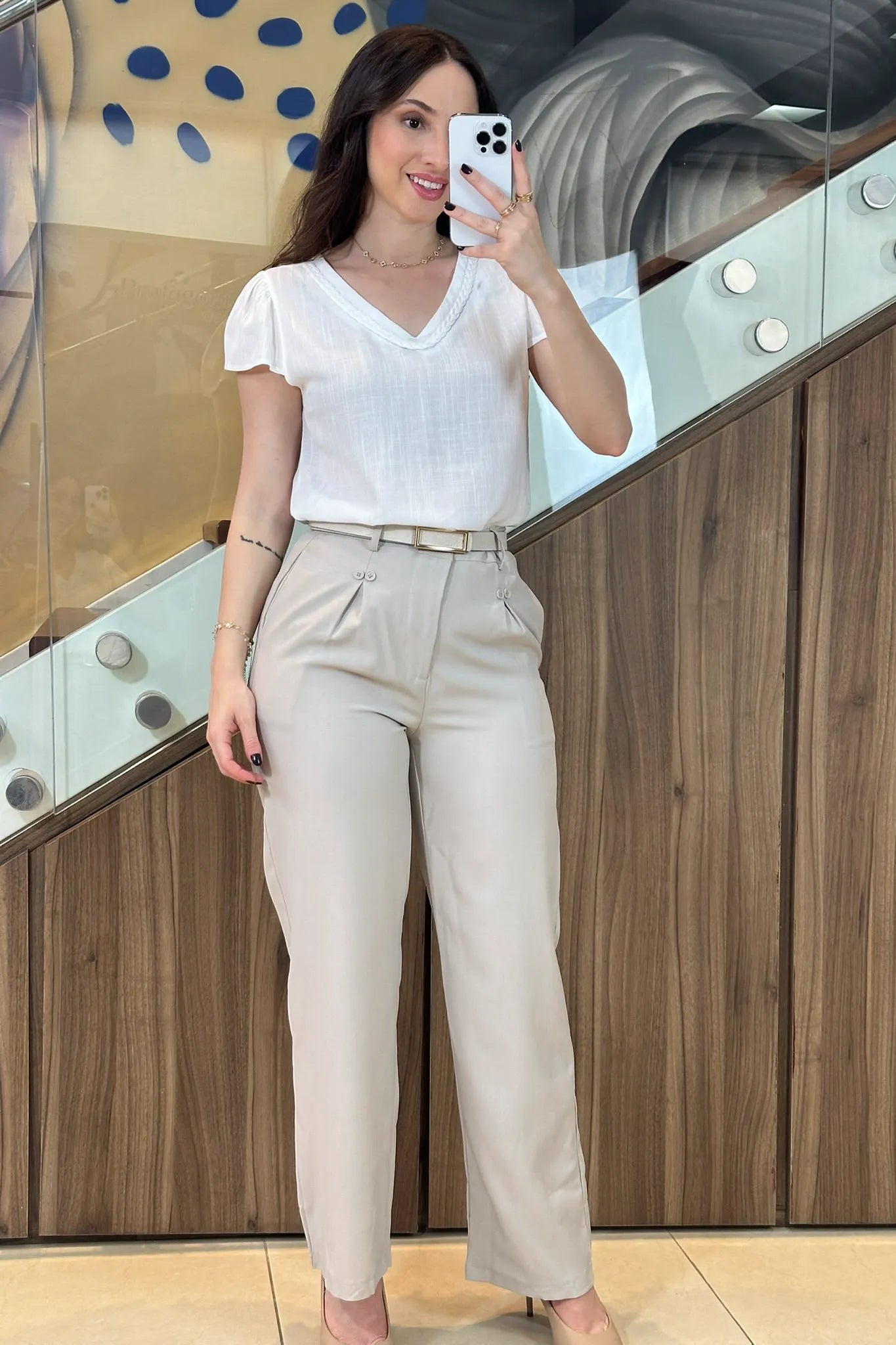 Conjunto: Blusa Manga Curta Detalhe Gola Trançada Visco-linho Leila Branca + Calça Pantalona Detalhe Botões Crepe Alfaiataria Larissa Cinza