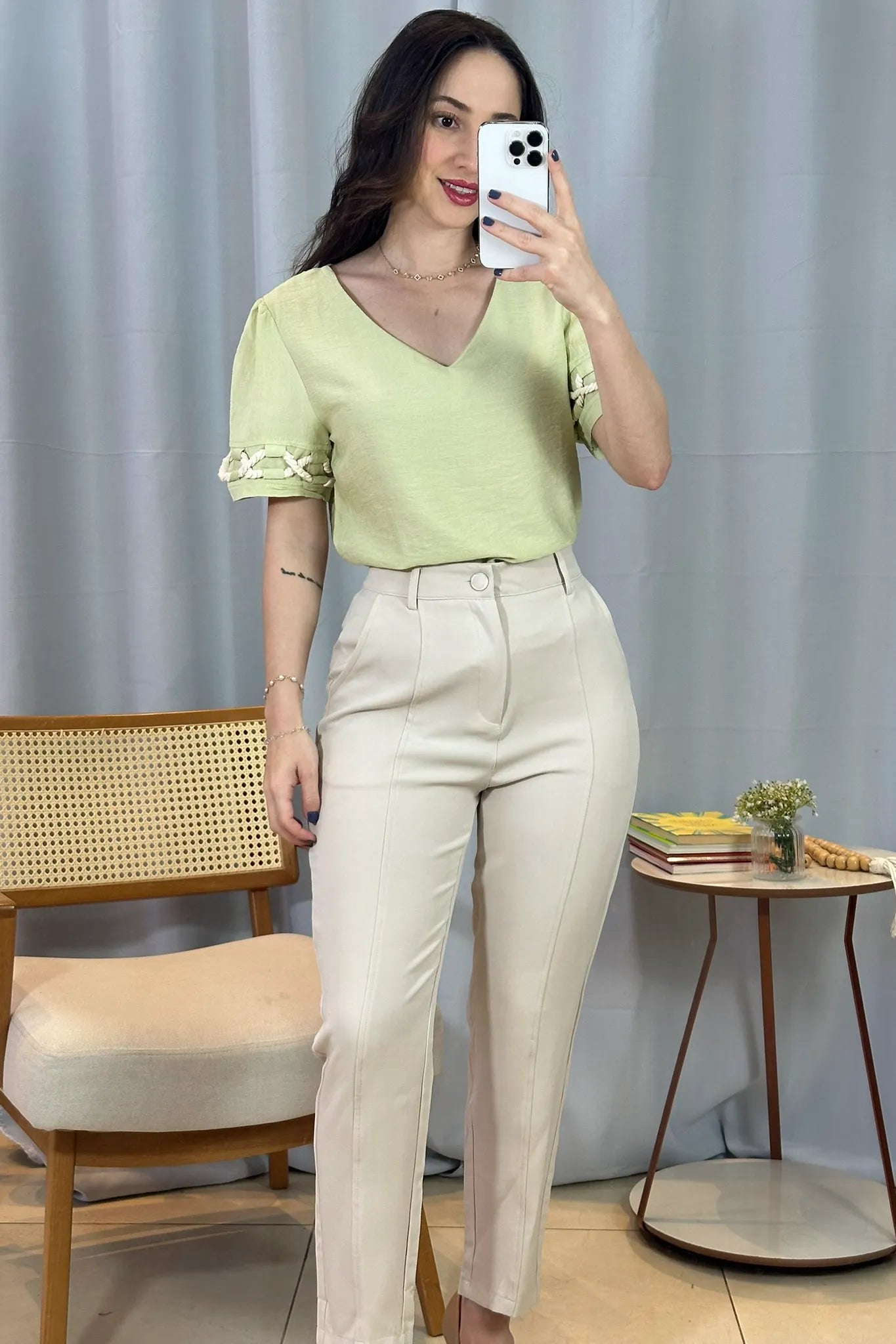 Conjunto: Blusa Manga Curta Detalhe Trançado Visco Nature Dira Paes Verde + Calça Corte Reto Detalhe Friso Crepe Milano Eliana Bezerra Creme