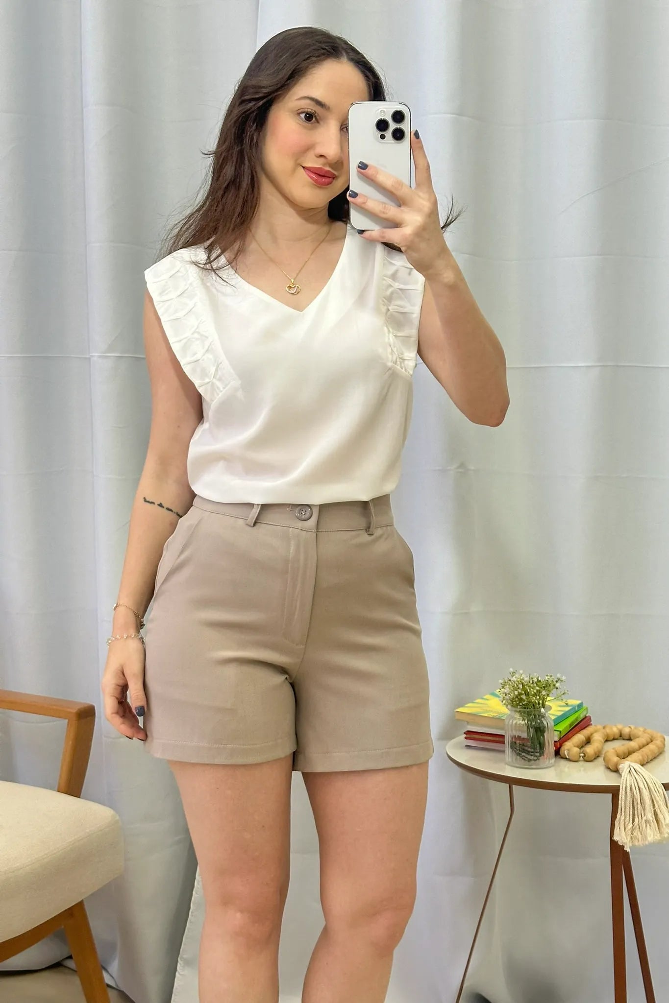 Conjunto: Blusa Regata Decote "V" Franzido Ombros Polivisco Fátima Bernardes Branca + Shorts Alfaiataria Paolla Oliveira Bege