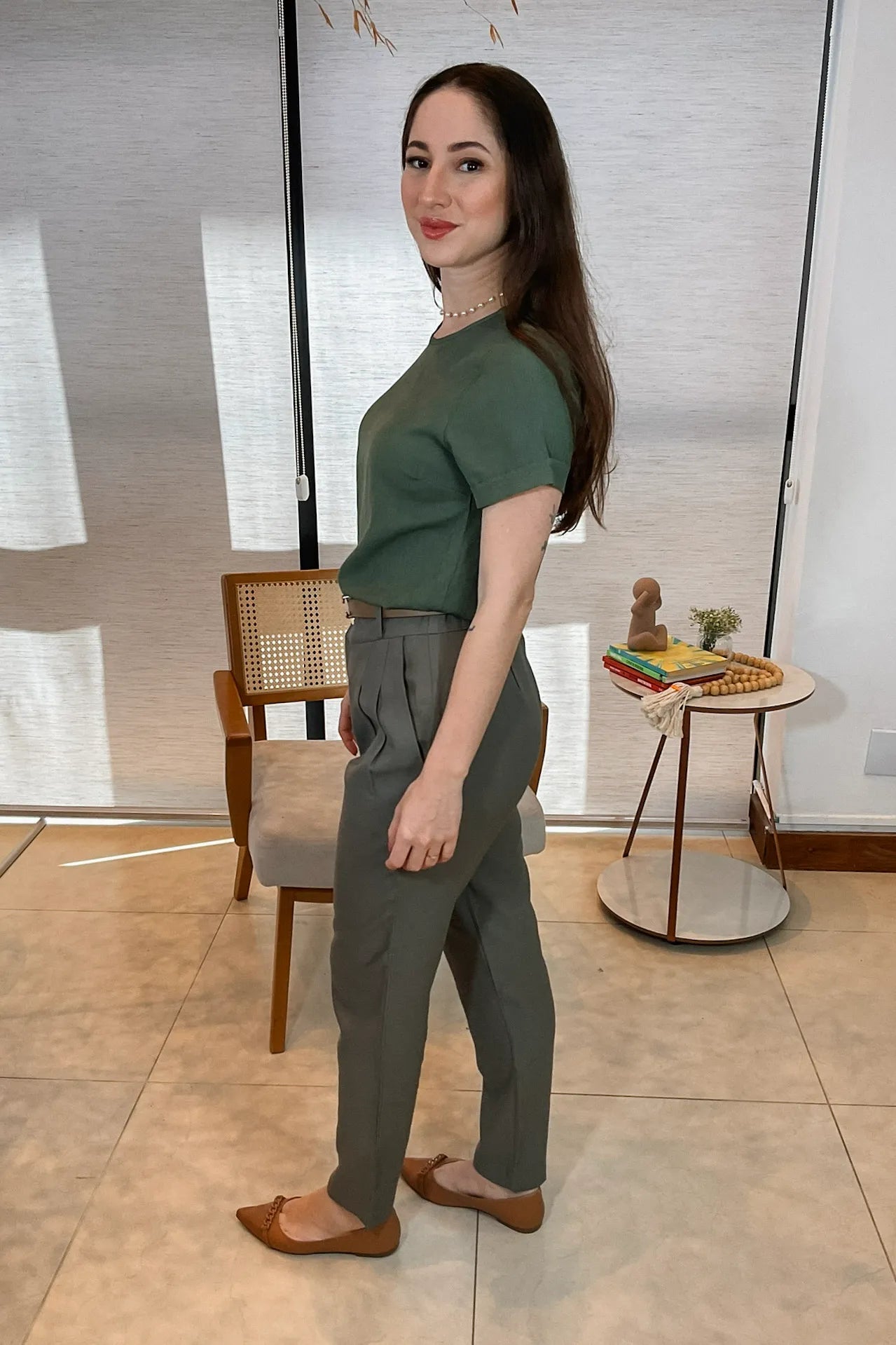 Conjunto: Blusa Manga Curta Em Visco Soft Recorte Costa Detalhe Ondulado Julieta Verde Militar + Calça Corte Reto Alfaiataria Serena Laísa Verde Militar