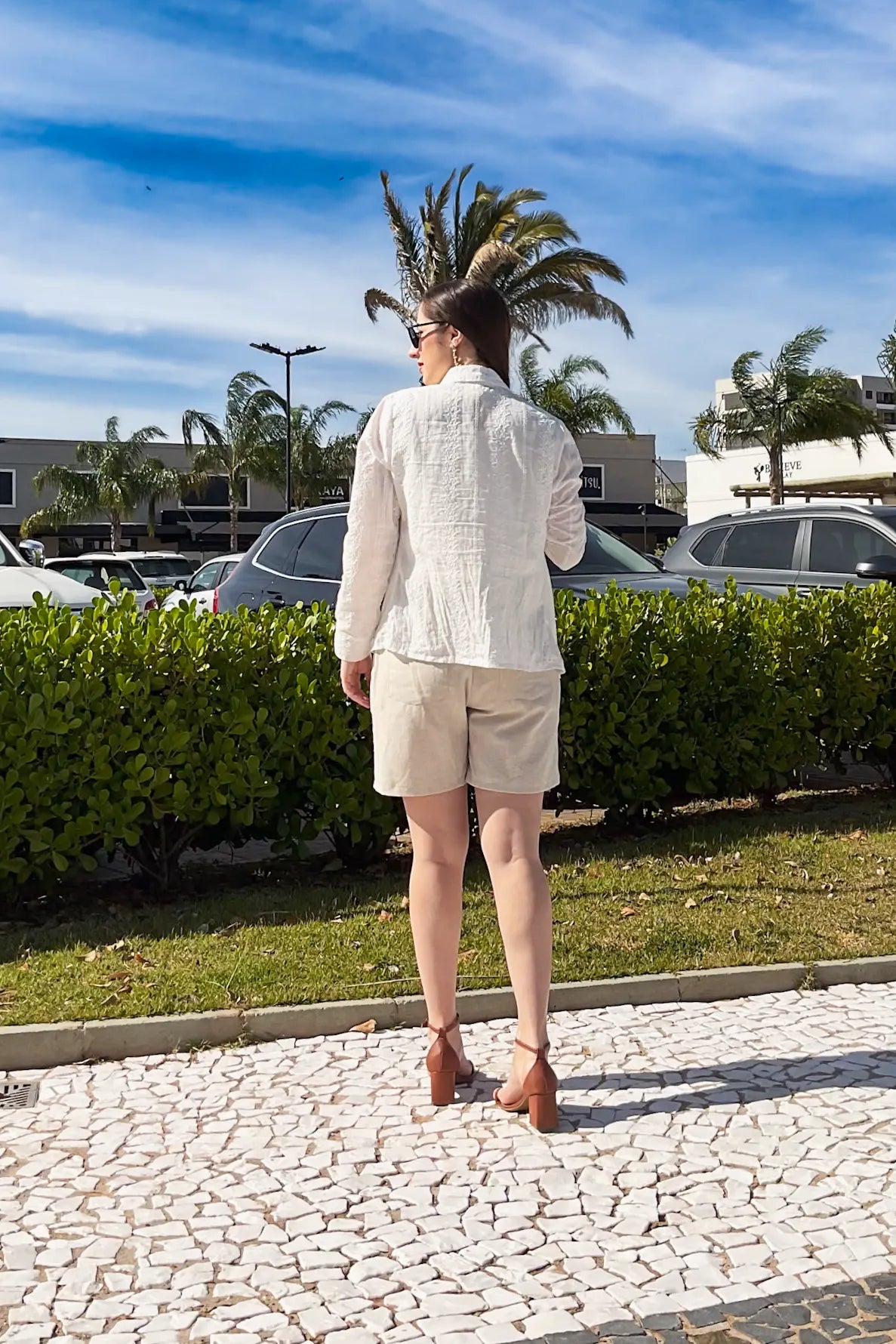 Conjunto: Blusa Regata Detalhe Bordado em Cotton Cloe Creme + Short Em Linho Abigail Bege + Camisa Manga Longa em Laise Dalila Branca