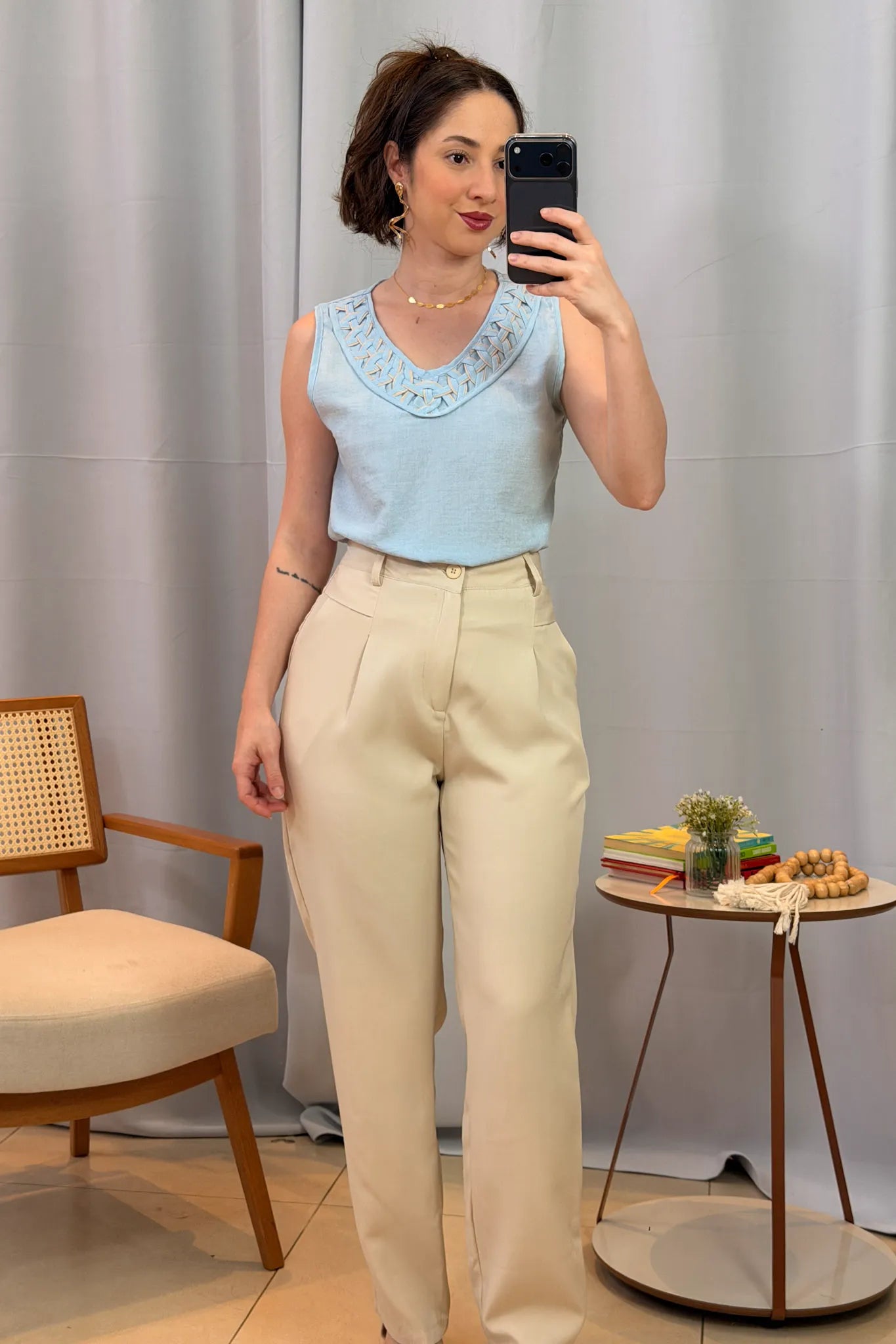 Conjunto: Blusa Regata Decote "V" Detalhe Trançado Em Visco Soft Liliane Azul + Calça Corte Reto Alfaiataria Detalhe Bolso Adriana Esteves Creme