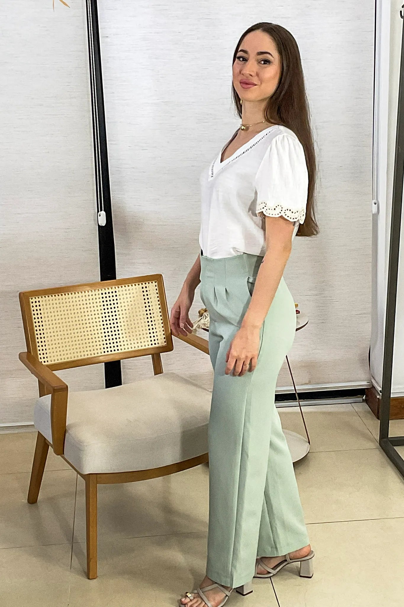 Conjunto: Blusa Manga Curta Detalhe Decote “V” Visco Essenza Elen Branca + Calça Corte Reto Alfaiataria Detalhe Cós Eloísa Verde