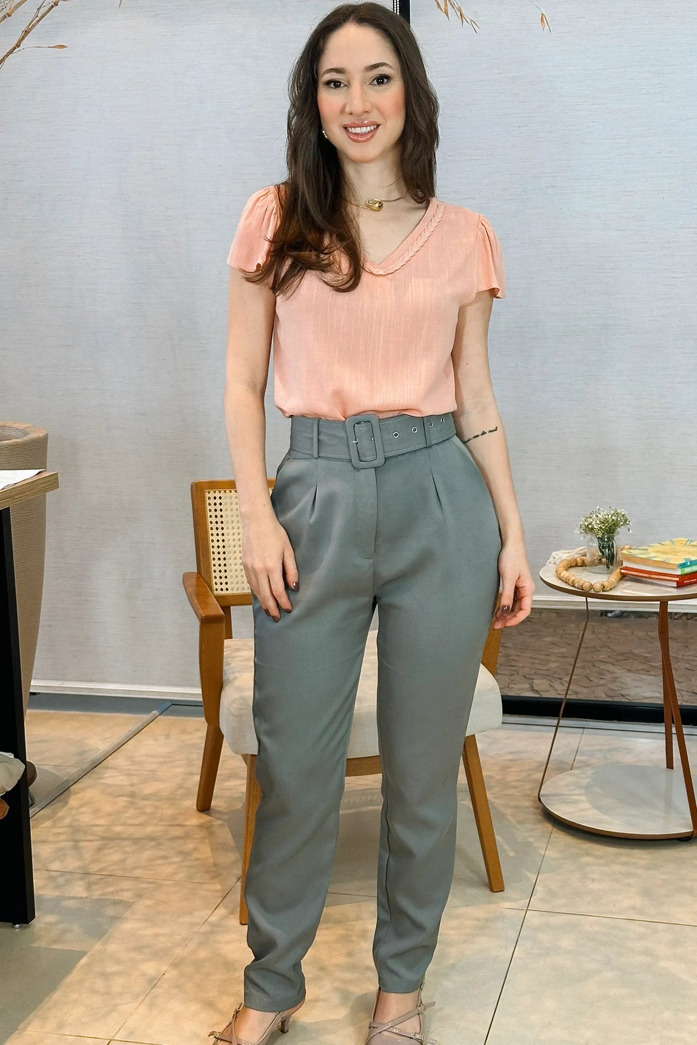 Conjunto: Blusa Manga Curta Detalhe Gola Trançada Visco-linho Leila Rosa + Calça Cenoura Cinto Encapado Cinza