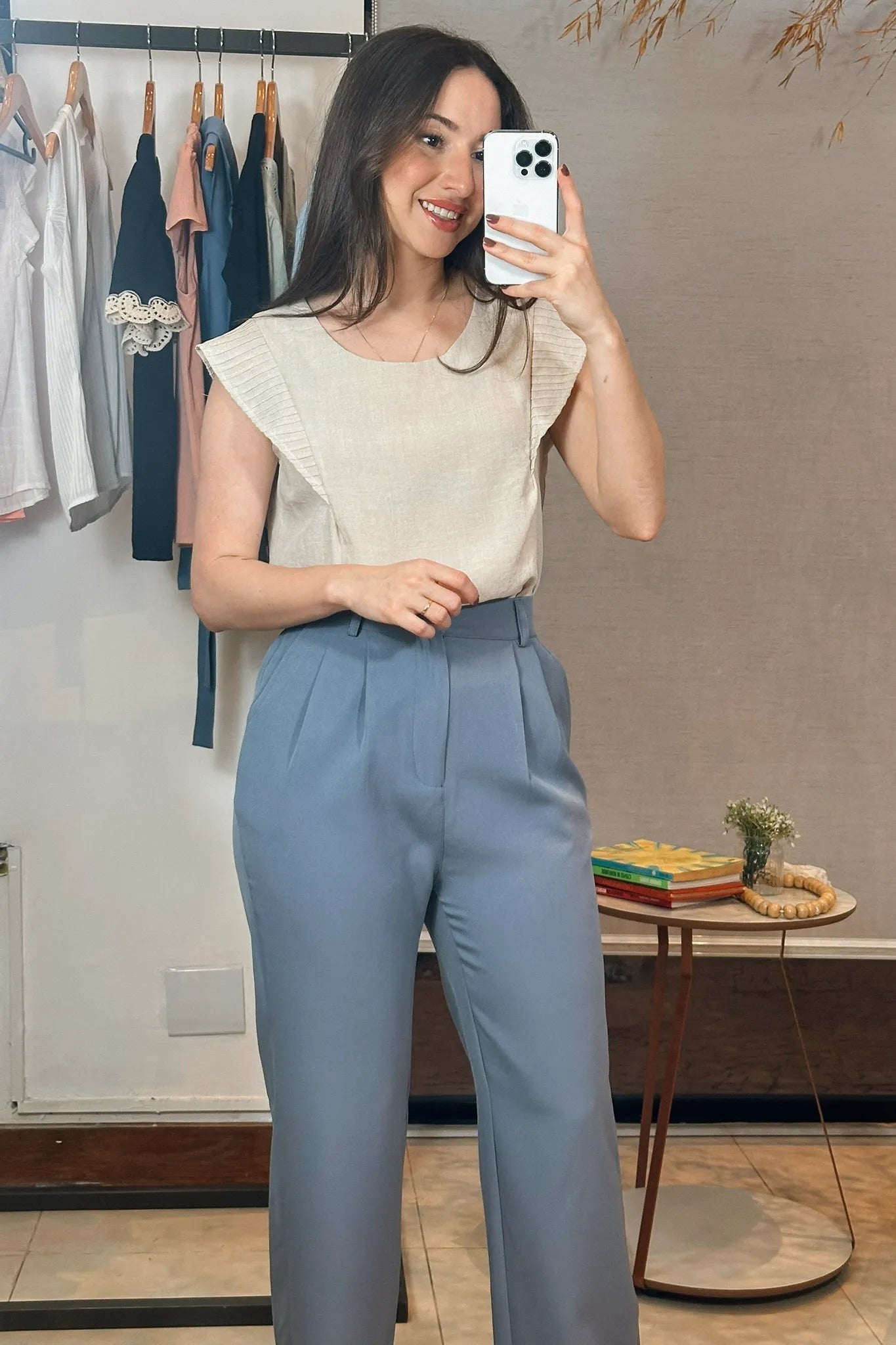 Conjunto: Blusa Regata Detalhe Babado Maísa Visco Essenza Bege + Calça Pantalona Crepe Milano Detalhe Botão Encapado Elena Azul