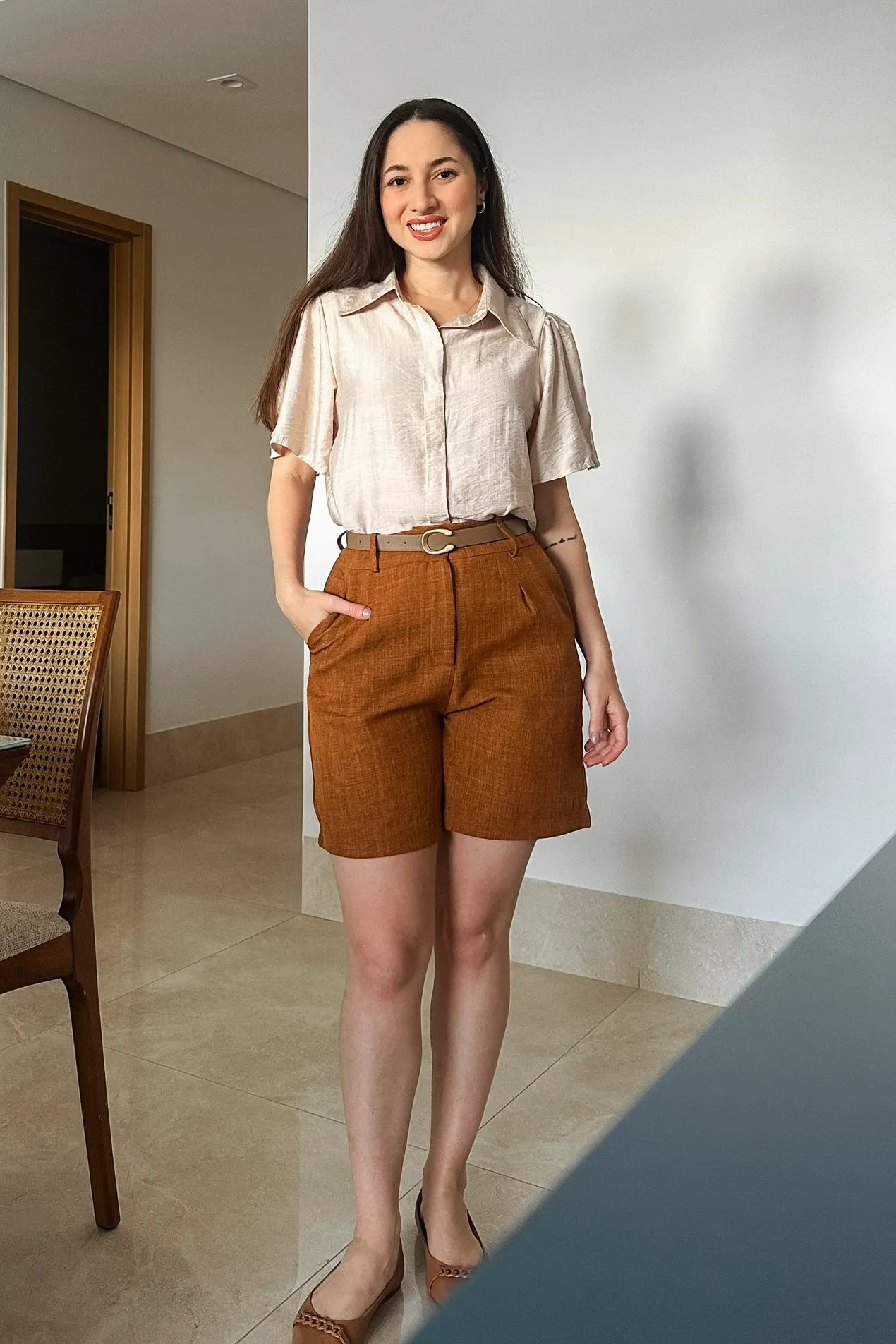 Conjunto: Camisa Manga Curta Visco Acetinado Silvia Branca + Short Em Linho Antônia Marrom