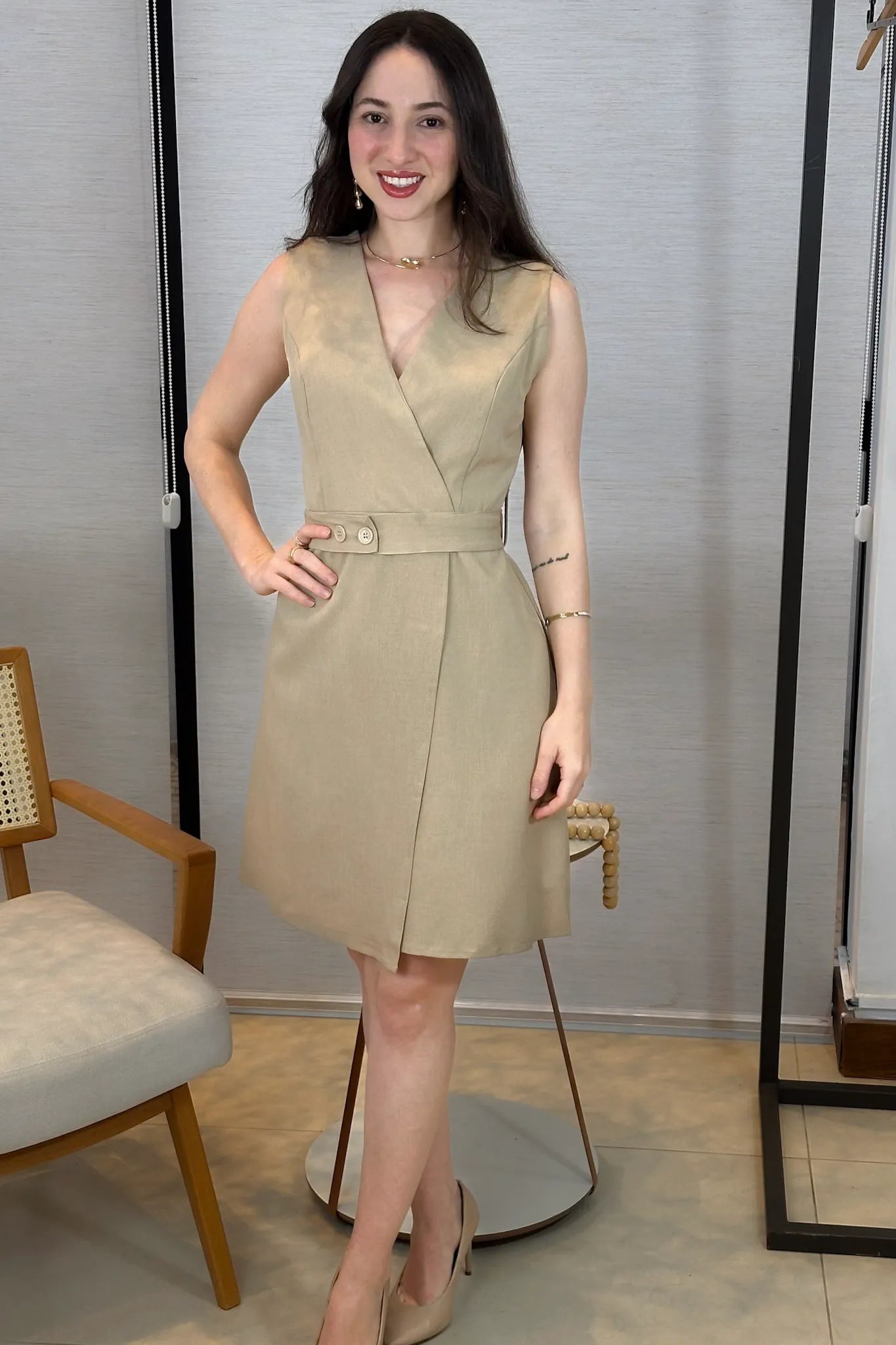 Vestido Decote "V" Regata Detalhe Cinto Soft Elegance Malu Bege