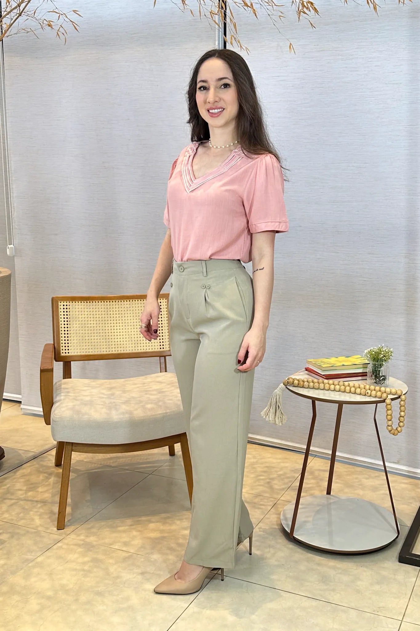 Conjunto: Blusa Manga Curta Detalhe Decote "V" Visco-Linho Marília Rosa + Calça Pantalona Detalhe Botões Crepe Alfaiataria Larissa Verde