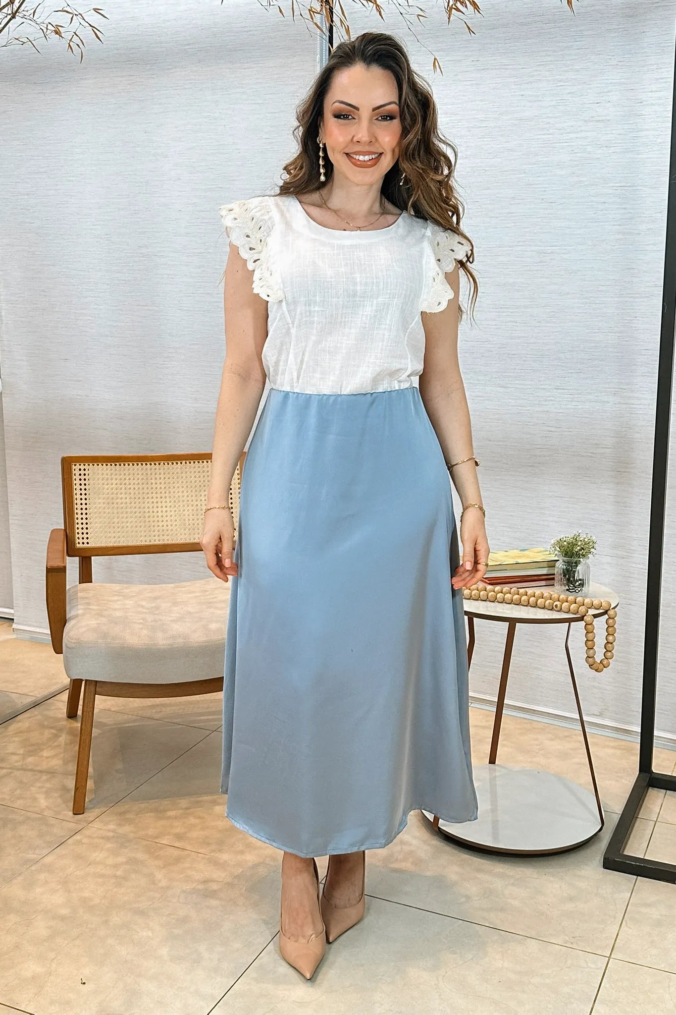 Conjunto: Blusa Regata Detalhe Bordado Em Visco Comfort Juliane Branca + Saia Midi Lisa Sat Mix Magda Azul