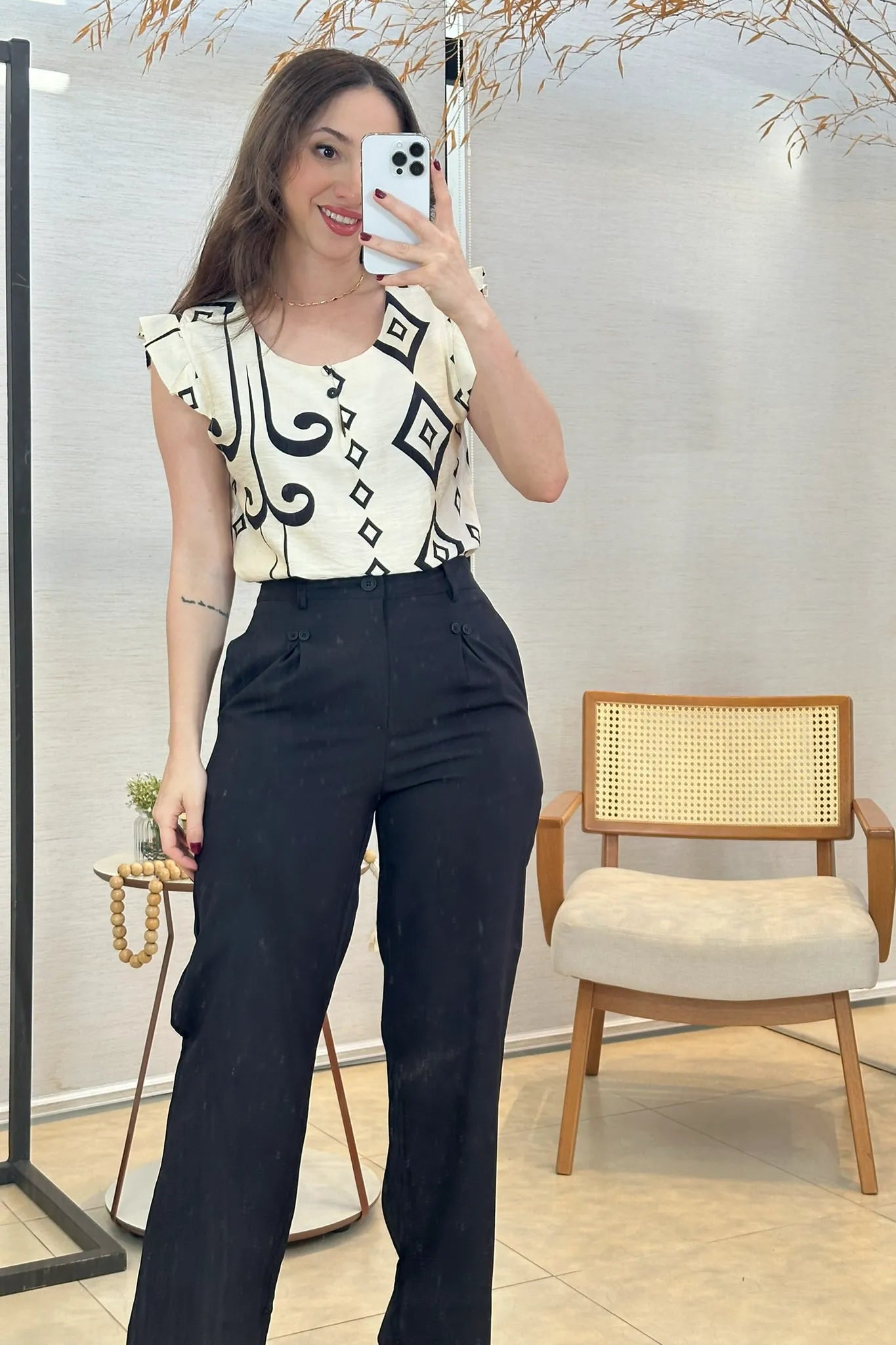 Conjunto: Blusa Regata Babados Sheila Visco Brise Estampada Preta + Calça Pantalona Detalhe Botões Crepe Alfaiataria Larissa Preta