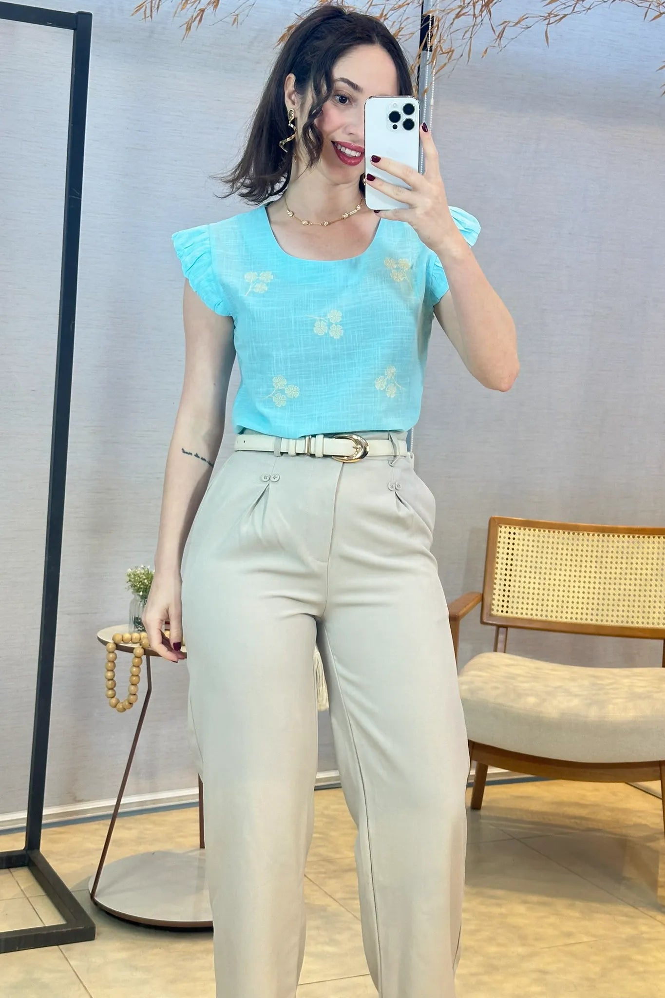 Conjunto: Blusa Manga Curta Em Algodão Textura Laise Michelle Azul Claro + Calça Pantalona Detalhe Botões Crepe Alfaiataria Larissa Cinza
